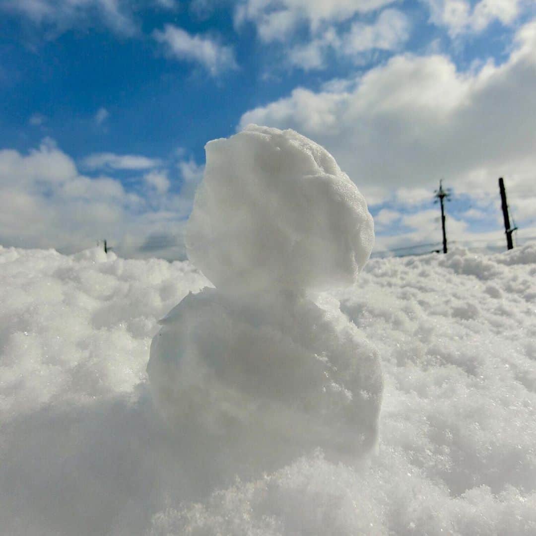 的場絢香さんのインスタグラム写真 - (的場絢香Instagram)「*﻿ ﻿ 大きなかまくらから、こんにちは☃️❅꙳﻿ ﻿ 長野県飯山市にある"かまくらの里"に﻿ 行ってきました♩﻿ ﻿ (雪深い飯山も今年は暖冬の影響で雪が少なく、﻿ 近くの山から雪を持ってきて 25基のかまくらを作ったそう。)﻿ ﻿ このかまくらの中で、お鍋がいただけるんです🍲𓈒𓏸﻿ 信州味噌仕立ての名物のろし鍋。んま~♡﻿ かまくらの中で食べるとまた格別💕﻿ ﻿ かまくらの里は3月1日まで楽しめます❄️*.・﻿ ﻿ _____________________________________________ #石川さん情報liveリフレッシュ #石川テレビ #旅したがーる #信州 #長野 #飯山 #かまくら」2月17日 18時45分 - ayaka_matoba