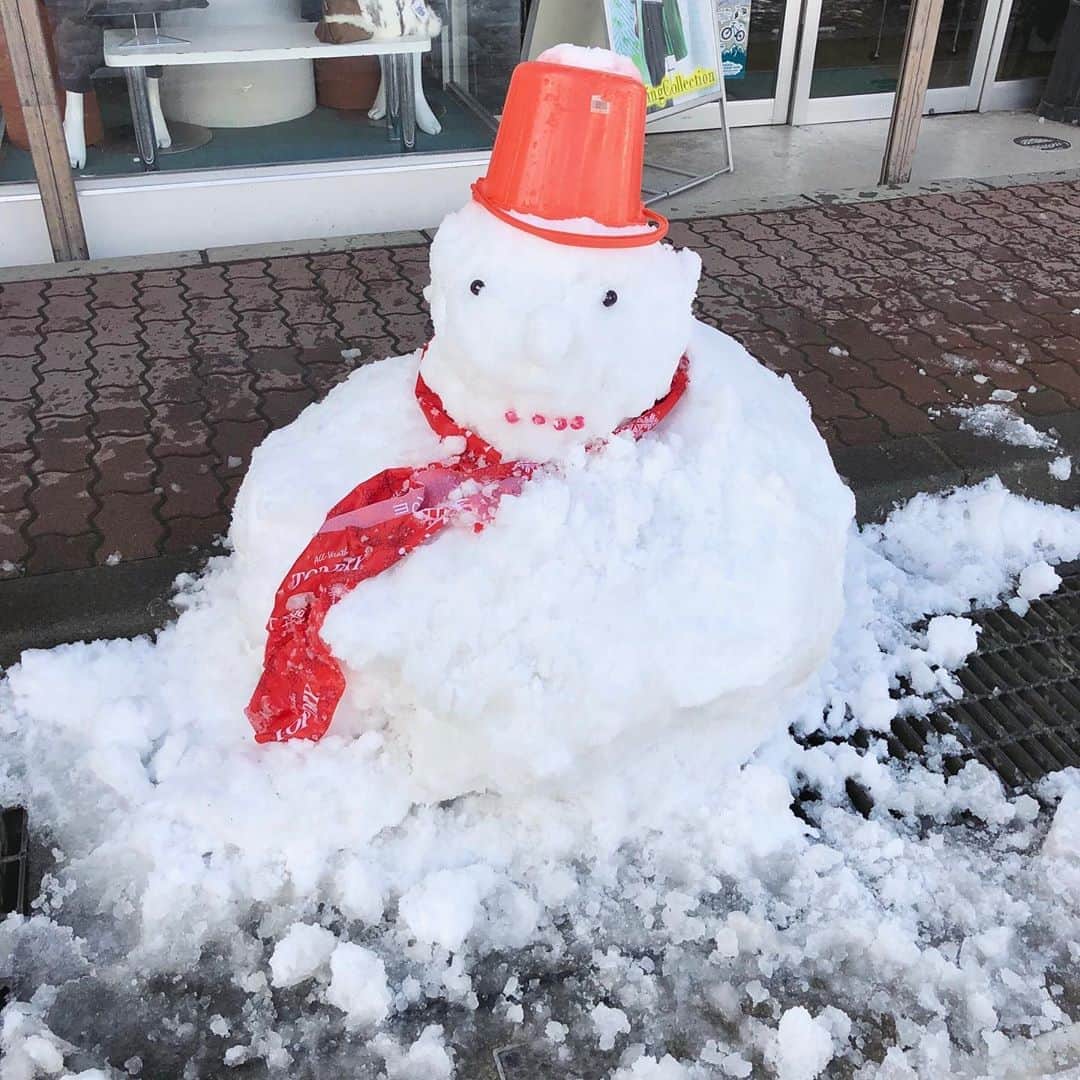 的場絢香さんのインスタグラム写真 - (的場絢香Instagram)「*﻿ ﻿ 大きなかまくらから、こんにちは☃️❅꙳﻿ ﻿ 長野県飯山市にある"かまくらの里"に﻿ 行ってきました♩﻿ ﻿ (雪深い飯山も今年は暖冬の影響で雪が少なく、﻿ 近くの山から雪を持ってきて 25基のかまくらを作ったそう。)﻿ ﻿ このかまくらの中で、お鍋がいただけるんです🍲𓈒𓏸﻿ 信州味噌仕立ての名物のろし鍋。んま~♡﻿ かまくらの中で食べるとまた格別💕﻿ ﻿ かまくらの里は3月1日まで楽しめます❄️*.・﻿ ﻿ _____________________________________________ #石川さん情報liveリフレッシュ #石川テレビ #旅したがーる #信州 #長野 #飯山 #かまくら」2月17日 18時45分 - ayaka_matoba