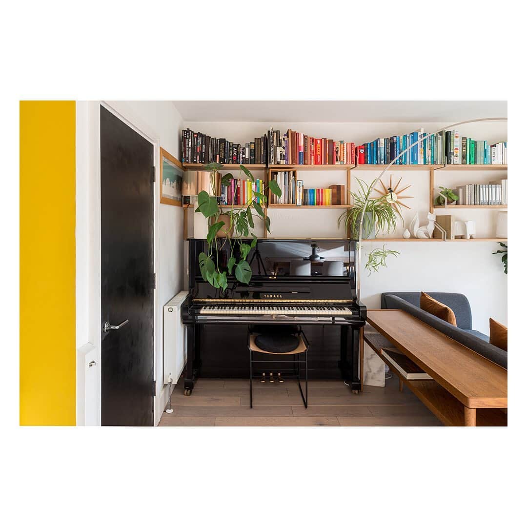 The Modern Houseさんのインスタグラム写真 - (The Modern HouseInstagram)「#forsale Located in a gated development in east London, our appraisals specialist, India Alexander, has described this mews home as having "a prevailing sense of calm", despite only being a few minutes’ walk from east London's best restaurants and pubs. Click the link in our bio to see the sales listing.」2月17日 18時46分 - themodernhouse