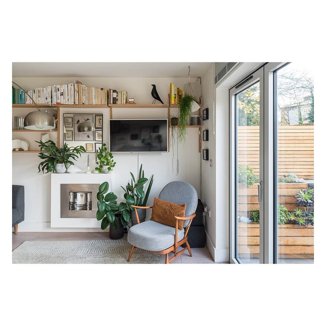 The Modern Houseさんのインスタグラム写真 - (The Modern HouseInstagram)「#forsale Located in a gated development in east London, our appraisals specialist, India Alexander, has described this mews home as having "a prevailing sense of calm", despite only being a few minutes’ walk from east London's best restaurants and pubs. Click the link in our bio to see the sales listing.」2月17日 18時46分 - themodernhouse