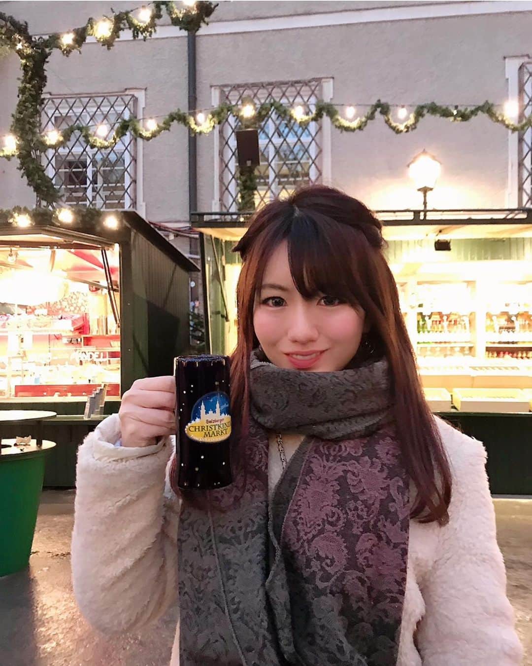 のインスタグラム：「. .  ママと恒例旅✈️ . ウィーンとザルツブルクの クリスマスマーケットに行ってきたよ^_^ （去年ww時差w） . ザルツブルクでホットワインを買って そのままマグカップは持って帰ったよー！🍷 返却すればお金が戻ってくる！ . .  #旅行大好き#時間差投稿#母娘旅#親子旅#海外旅行#ヨーロッパ旅行#プラハ#オーストリア#ウィーン#クリスマスマーケット#xmas#xmasmarket」
