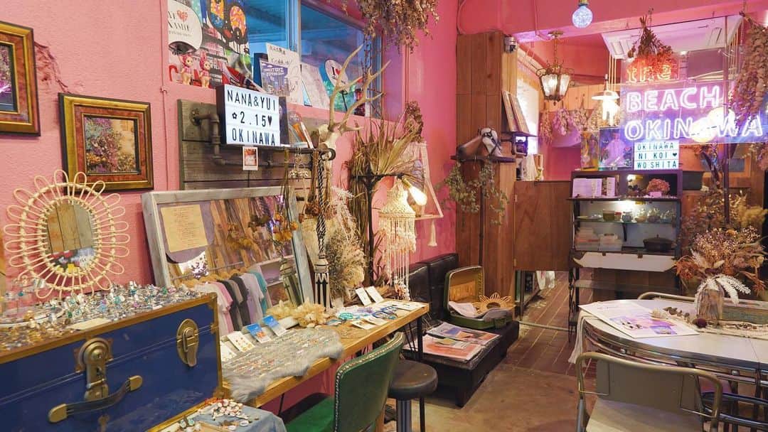 TaVisionさんのインスタグラム写真 - (TaVisionInstagram)「沖縄1日目の最後は、カフェ&雑貨 #ティーダビーチパーラー へ！﻿ ﻿ 店外や店内も、ピンクで包まれていて﻿ 「思わず写真を撮りたくなる！」空間！﻿ ﻿ なんとここはカフェだけじゃなく、﻿ アクセなどの雑貨も豊富に取り揃えているそう。﻿ ﻿ そしてなんとアクセは全てハンドメイド！﻿ ﻿ アクセ作りも出来るみたいなので、﻿ 旅の思い出のお土産にピッタリ、、☺️﻿ ﻿ ﻿ 今回頼んだのは、﻿ ﻿ ・ドラゴンフルーツスムージー﻿ ・マンゴースムージー﻿ ﻿ の2つ！﻿ ﻿ この鮮やかなカラフルな色は、﻿ なんと着色料を一切使っていないんです！﻿ ﻿ 天然の色や甘みを使っているので﻿ 健康にもよく、ヘルシーなスムージーです🍹﻿ ﻿ 本当に自然な甘さなので、﻿ 甘いのが苦手な方でもゴクゴク飲める優しい甘さ！﻿ ﻿ ﻿ 上にのってるパッションフルーツも﻿ 甘酸っぱくて美味しかったです☺️﻿ ﻿ ﻿ ﻿ ﻿ ⭐️ ティーダビーチパーラー﻿ ーーーーー﻿ ▷住所　那覇市牧志2-7-18﻿ ﻿ ▷営業時間 月火水木金 10:00-18:00 ﻿ 　L.O 18:00﻿ 　土祝祭日 12:00-18:00 ﻿ 　L.O 18:00﻿ ﻿ ▷TEL 098-894-8828﻿ ﻿ ▷定休日 不定休﻿ ーーーーー﻿ ﻿ ✈ #沖縄TaVision #なはぐらむTV﻿ ﻿ ﻿ #TaVision #女子旅 #沖縄 #沖縄女子  #沖縄旅 #沖縄旅行 #沖縄観光  #ゆうこす #菅本裕子 #ももち #牛江桃子 #ティーダビーチパーラー #ティーダビーチ」2月17日 18時57分 - tavision.tv
