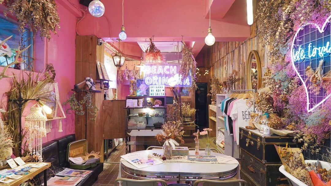 TaVisionさんのインスタグラム写真 - (TaVisionInstagram)「沖縄1日目の最後は、カフェ&雑貨 #ティーダビーチパーラー へ！﻿ ﻿ 店外や店内も、ピンクで包まれていて﻿ 「思わず写真を撮りたくなる！」空間！﻿ ﻿ なんとここはカフェだけじゃなく、﻿ アクセなどの雑貨も豊富に取り揃えているそう。﻿ ﻿ そしてなんとアクセは全てハンドメイド！﻿ ﻿ アクセ作りも出来るみたいなので、﻿ 旅の思い出のお土産にピッタリ、、☺️﻿ ﻿ ﻿ 今回頼んだのは、﻿ ﻿ ・ドラゴンフルーツスムージー﻿ ・マンゴースムージー﻿ ﻿ の2つ！﻿ ﻿ この鮮やかなカラフルな色は、﻿ なんと着色料を一切使っていないんです！﻿ ﻿ 天然の色や甘みを使っているので﻿ 健康にもよく、ヘルシーなスムージーです🍹﻿ ﻿ 本当に自然な甘さなので、﻿ 甘いのが苦手な方でもゴクゴク飲める優しい甘さ！﻿ ﻿ ﻿ 上にのってるパッションフルーツも﻿ 甘酸っぱくて美味しかったです☺️﻿ ﻿ ﻿ ﻿ ﻿ ⭐️ ティーダビーチパーラー﻿ ーーーーー﻿ ▷住所　那覇市牧志2-7-18﻿ ﻿ ▷営業時間 月火水木金 10:00-18:00 ﻿ 　L.O 18:00﻿ 　土祝祭日 12:00-18:00 ﻿ 　L.O 18:00﻿ ﻿ ▷TEL 098-894-8828﻿ ﻿ ▷定休日 不定休﻿ ーーーーー﻿ ﻿ ✈ #沖縄TaVision #なはぐらむTV﻿ ﻿ ﻿ #TaVision #女子旅 #沖縄 #沖縄女子  #沖縄旅 #沖縄旅行 #沖縄観光  #ゆうこす #菅本裕子 #ももち #牛江桃子 #ティーダビーチパーラー #ティーダビーチ」2月17日 18時57分 - tavision.tv