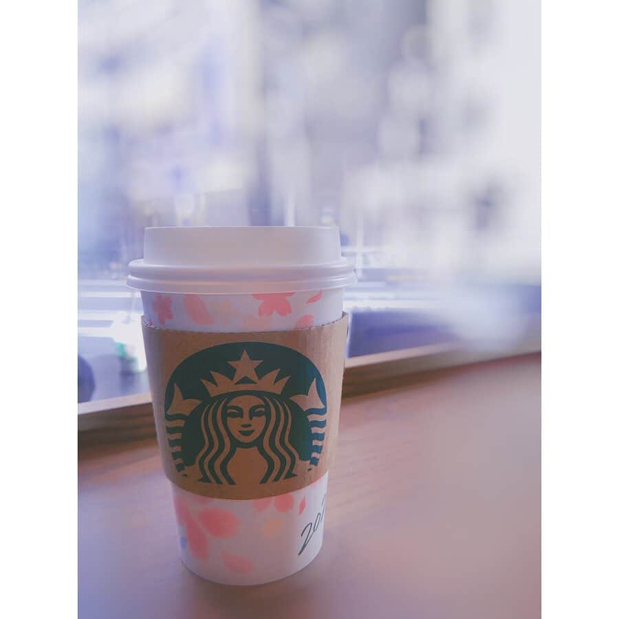 のインスタグラム：「ここにも、春が🌸 . 桜の時期のスタバのパッケージが . 控えめにいって好きすぎます。 . アイスにしたい気持ちもあったけど . 労りの気持ちも込めて。笑 . 安定のアールグレイティーラテ。 . さて、本日もラストスパート！ . 向き合っていきますか！ . #starbucks #スタバ #tokyo #新宿 #haveabreak」