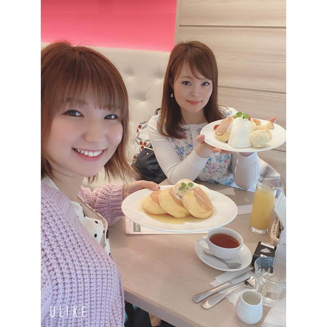 寺下智香（プロボウラー）のインスタグラム：「好さんとランチ＆パンケーキ🥞❤️ 由佳梨さん・好さんと練習＆スープカレー🍛  楽しい時間はあっという間😊 頼れる優しいお姉様方です✨  #本間由佳梨プロ #村上好プロ #最近特にお世話になりっぱなし #いつもありがとうございます #次は温泉旅行 #幸せのパンケーキ #パンケーキ #ラマイ #スープカレー」