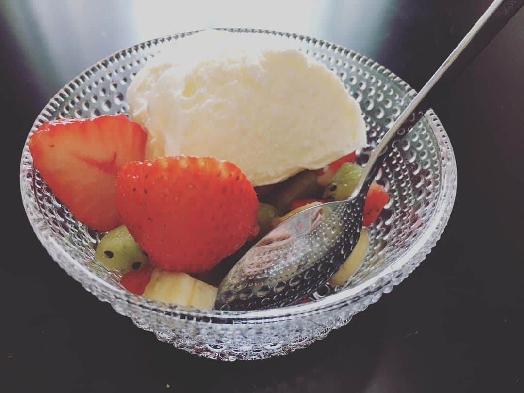 小橋めぐみのインスタグラム：「友人宅にて、頂いたデザートがとっても美味しかった😋 イチゴ、バナナ、キュウイを細かく切ったものに、アイスを添えたシンプルデザート🍨 アイスは、ハーゲンダッツの期間限定のリッチミルクだそう。 リッチミルクがあるうちに、やってみよっと。」