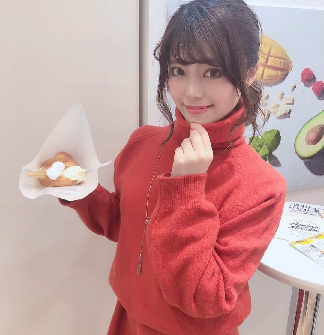 のインスタグラム：「アミノメイソンリニューアルを記念した「ハイカロ泡パーラー」が渋谷の「n_space」で明日から期間限定オープンするので一足先にお邪魔してきました🥰﻿ ﻿ 可愛すぎるフォトブースと映えスポットが並んでて、行列が出来る人気店の #ジェラードショップ﻿ #ブリジェラ とコラボした限定スイーツが無料で食べられるよ♥﻿ ﻿ スイーツでは #ハイカロ泡 が体験できちゃう♥﻿ ブリオッシュにマンゴーとアボカドが入ったミルクジェラートが入ってて生クリームやわたがし、コーンがトッピングされてて可愛くて美味しくてぺろっと食べちゃった🥰﻿ ﻿ 更に！ロゴ入りポーチに入ったリニューアルアミノメイソンのサンプルも貰えるよ🥺﻿ ﻿ 絶対楽しいこと間違いなし！！！😍❤﻿ ﻿ 期間:2/18-2/24﻿ 時間:11-19時 ﻿ 住所: 東京都渋谷区宇田川町13-9 KNビル1F-3F（ハチ公から徒歩5分）﻿ ﻿ 2月にリニューアルされるアミノメイソンは﻿ 濃厚ホイップクリーム泡でとことん髪を甘やかす贅沢レシピ❤﻿ ﻿ ︎︎︎︎︎︎☑︎究極の美髪へ導いてくれるディープモイスト﻿ ︎︎︎︎︎︎☑︎仕上がりサラサラなスムースリペア﻿ ﻿ しっとりサラサラな仕上がりみたいだから使うの楽しみ🥰﻿ ﻿ #アミノメイソン #aminomaison #ハイカロ泡 #ステラシード #pr #濃密ホイップクリーム泡 #とことん髪を甘やかす #シャンプー﻿ #サンプルプレゼント #渋谷 #渋谷グルメ #渋谷スイーツ #期間限定 #期間限定スイーツ #無料イベント #無料配布 #無料サンプル #ニット #オフショルニット #ポニーテール #ヘアアレンジ #渋谷イベント #いいね返しは絶対 #韓国ファッション #スイーツ #aminomason」