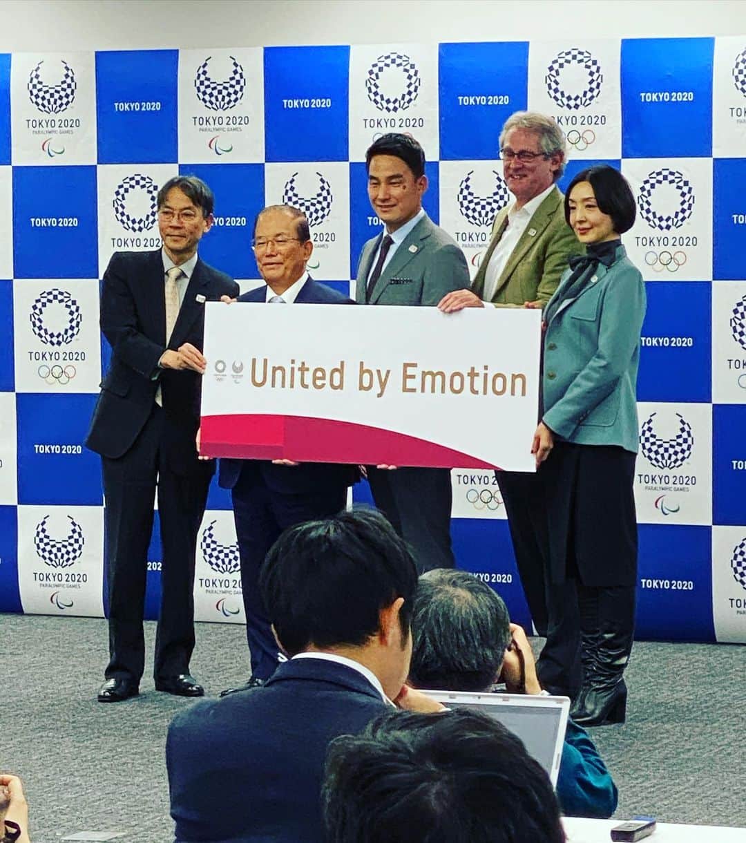 草刈民代さんのインスタグラム写真 - (草刈民代Instagram)「今日は #2020東京オリンピック の #大会モットー の発表がありました。  私は#オリンピック委員会 の顧問の他に、「大会モットー選定委員」にも任命していただいています。  今日は、そのモットーのお披露目の日。 “United by Emotion “  日本人のメンタルにある、「心を一つに」という感覚と繋がるところもあり、東京オリンピックに相応しいモットーに決まったと思います。  オリンピック・パラリンピックでは、様々な国から多くの人々が日本を訪れます。  そこで芽生える交流を通して、私たち自身も「日本の心、和の心」を再確認し、新たにその価値観を見出していければいいな、と願っています。  https://tokyo2020.org/jp/games/vision/motto/ このページに行くと、大阪なおみさんによる、大会モットーのステートメントムービーが観られます。  このムービーをご覧頂くと、“United by Emotion “のイメージがより伝わってきます。ぜひご覧ください！  さて、今日のお洋服は  #板谷由夏 さんのブランド「#SHINME 」のもの。最近のお気に入りブランド。  コンサバになり過ぎず、でもこういう場にもマッチするものを探すとなるとなかなか難しいものですが、今日の記者会見にはバッチリと思いました。  由香さん、デザイナーとしても頑張って！  次のシーズンのお洋服も楽しみにしています！」2月17日 19時07分 - tamiyo_kusakari_official