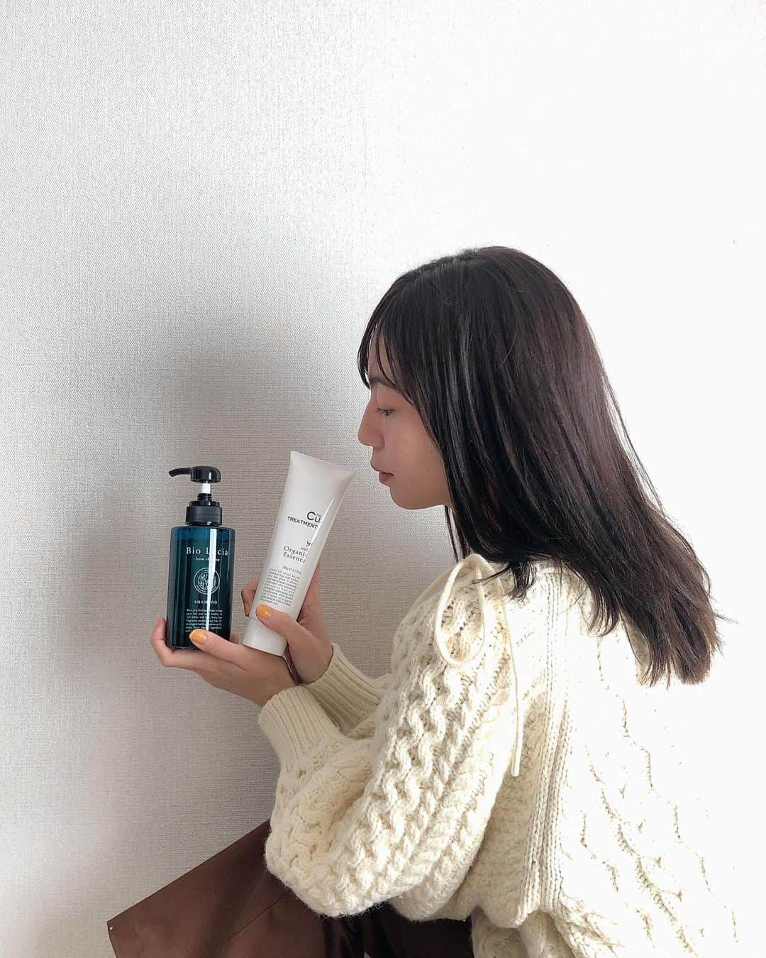 伊藤沙織のインスタグラム：「毎月ヘアカラーをしているので、毛先のダメージはもちろん、頭皮のダメージもケアしないとなと思っていたところ🤔ビアルチアシャンプーに出会いました🧴💕 はじめて手に取った時に、ハチミツのようなとろんとしたテクスチャーにびっくり！🍯🐝 もっちり濃厚な泡に包まれながら頭皮をマッサージすることで、美しく健康な地肌へ導いてくれます💭💭 ふんわり広がるフルーティローズの香りも、バスタイムを至福のひと時にしてくれて最高🛁🌹 洗い上がりは、ノンシリコンとは思えないほど指通りが良くて、美しい髪に近づけた気がします🥰 育毛剤を販売している会社だから、頭皮環境を徹底的にこだわっているそう✨ シャンプーもノンシリコンで無添加なので、髪へのダメージ以外に頭皮のケアも実感できました👏 頭皮ケアは白髪予防（オーバー30には切実ｗ）にも繋がると思うので続けてみようっと💁🏻‍♀️ @biolucia_official .  #ビオルチア #オーガニックシャンプー #ノンシリコンシャンプー #オーガニックヘアケア #トリートメント  #PR」