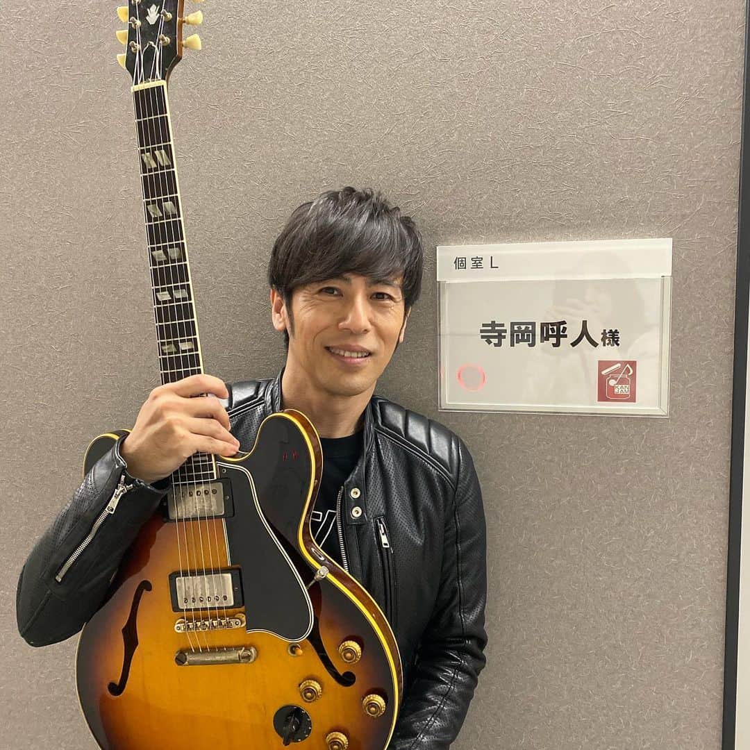 のインスタグラム：「関ジャム出演決定！﻿ ﻿ ﻿ 2020年2月23日（日）よる10:58～﻿ ﻿ テーマは﻿ “あの名曲のイントロはどうやってできたの？すごいイントロ特集”﻿ ﻿ ジャムセッションでは…﻿ 寺岡呼人と、村上・安田・大倉が、RCサクセションの名曲「雨上がりの夜空に」をコラボ披露。﻿ ﻿ アーティストゲスト：﻿ 寺岡呼人、川谷絵音﻿ ﻿ ﻿ 是非見てくださいね！﻿ ﻿ ﻿ ﻿ ﻿ 寺岡呼人ツアー2020 〜NO GUARD〜　﻿ スペシャルゲスト浜端ヨウヘイ﻿ ﻿ ﻿ 受付URL 　http://eplus.jp/yohito/﻿ ﻿ ﻿ 4月11日（土） 長野　ネオンホール　﻿ (OPEN/START)17:30/18:00﻿ ﻿ 4月12日（日） 金沢 もっきりや ﻿ (OPEN/START)15:30/16:00﻿ ﻿ 4月18日(土) 　倉敷　REDBOX ★﻿ (OPEN/START)15:30/16:00﻿ ﻿ 4月19日 福岡(日) 　rooms ★﻿ (OPEN/START)15:30/16:00﻿ ﻿ 4月21日（火） 高知　X-pt.【クロスポイント】　★﻿ (OPEN/START)18:30/19:00﻿ ﻿ 4月22日（水） 淡路島　マトヤ楽器　的矢ミュージックスタジオ ★﻿ (OPEN/START)18:30/19:00﻿ ﻿ 4月24日（金） 名古屋　ell.SIZE　★ ﻿ (OPEN/START)18:30/19:00﻿ ﻿ 4月26日（日） Mt.RAINIER HALL SHIBUYA PLEASURE PLEASURE　★ ﻿ (OPEN/START)15:30/16:00﻿ ﻿ 4月28日 山形（火） 　FRANK LLOYD WRIGHT ﻿ (OPEN/START)18:30/19:00﻿ ﻿ 4月29日（水・祝） 仙台　SENDAI KOFFEE ﻿ (OPEN/START)17:30/18:00﻿ ﻿ 5月2日(土) 心斎橋　JANUS★ ﻿ (OPEN/START)15:30/16:00﻿ ﻿ 5月16日（土） 札幌　円山夜想 ﻿ (OPEN/START)18:00/18:30﻿ ﻿ 5月23日（土） 横浜Thumbs Up ﻿ (OPEN/START)15:00/16:00﻿ ﻿ ★バンド﻿ それ以外は弾き語りになります。﻿ ﻿ #寺岡呼人﻿ #浜端ヨウヘイ」