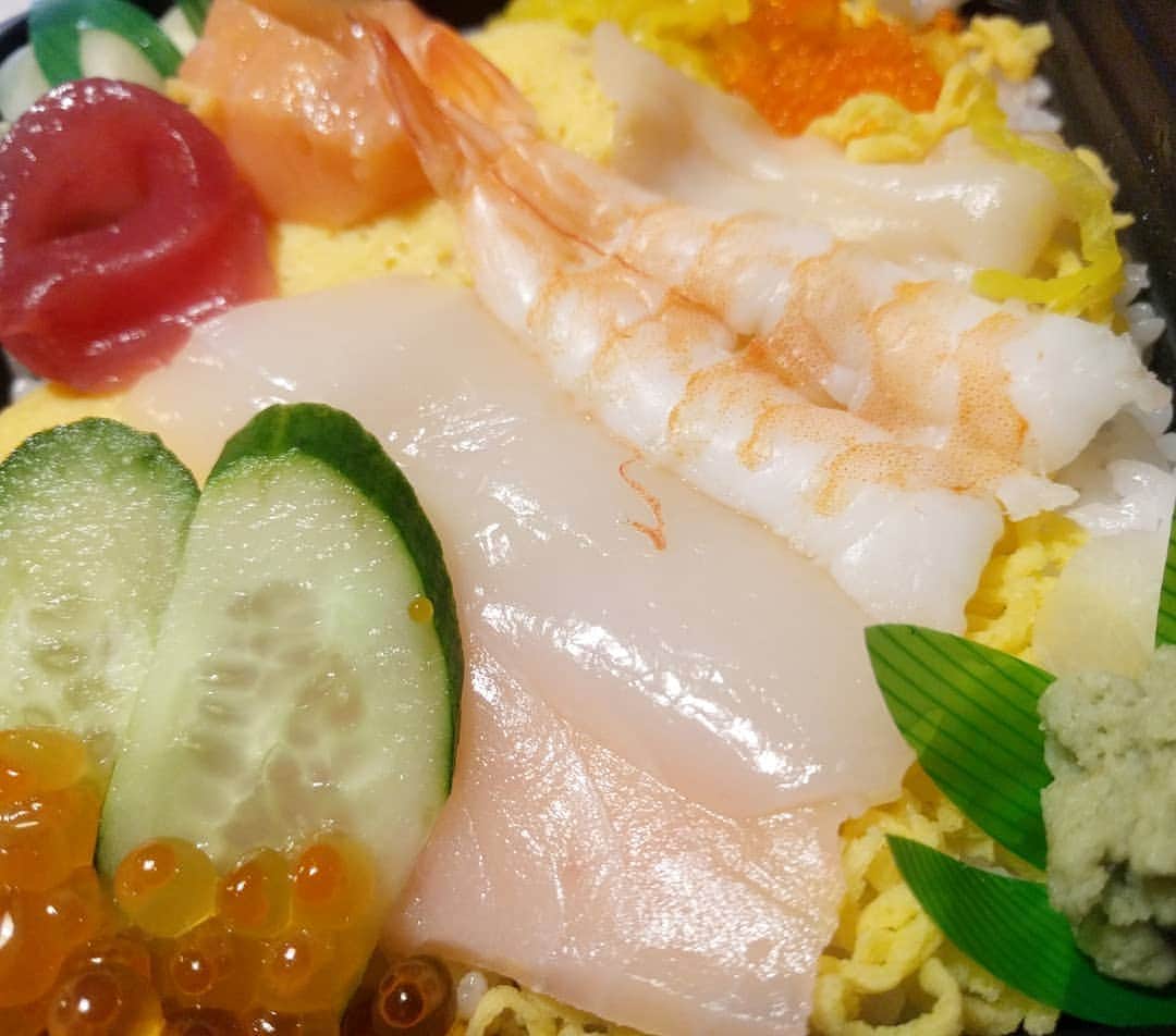 越中睦士さんのインスタグラム写真 - (越中睦士Instagram)「#海鮮丼」2月17日 19時13分 - makotokoshinaka
