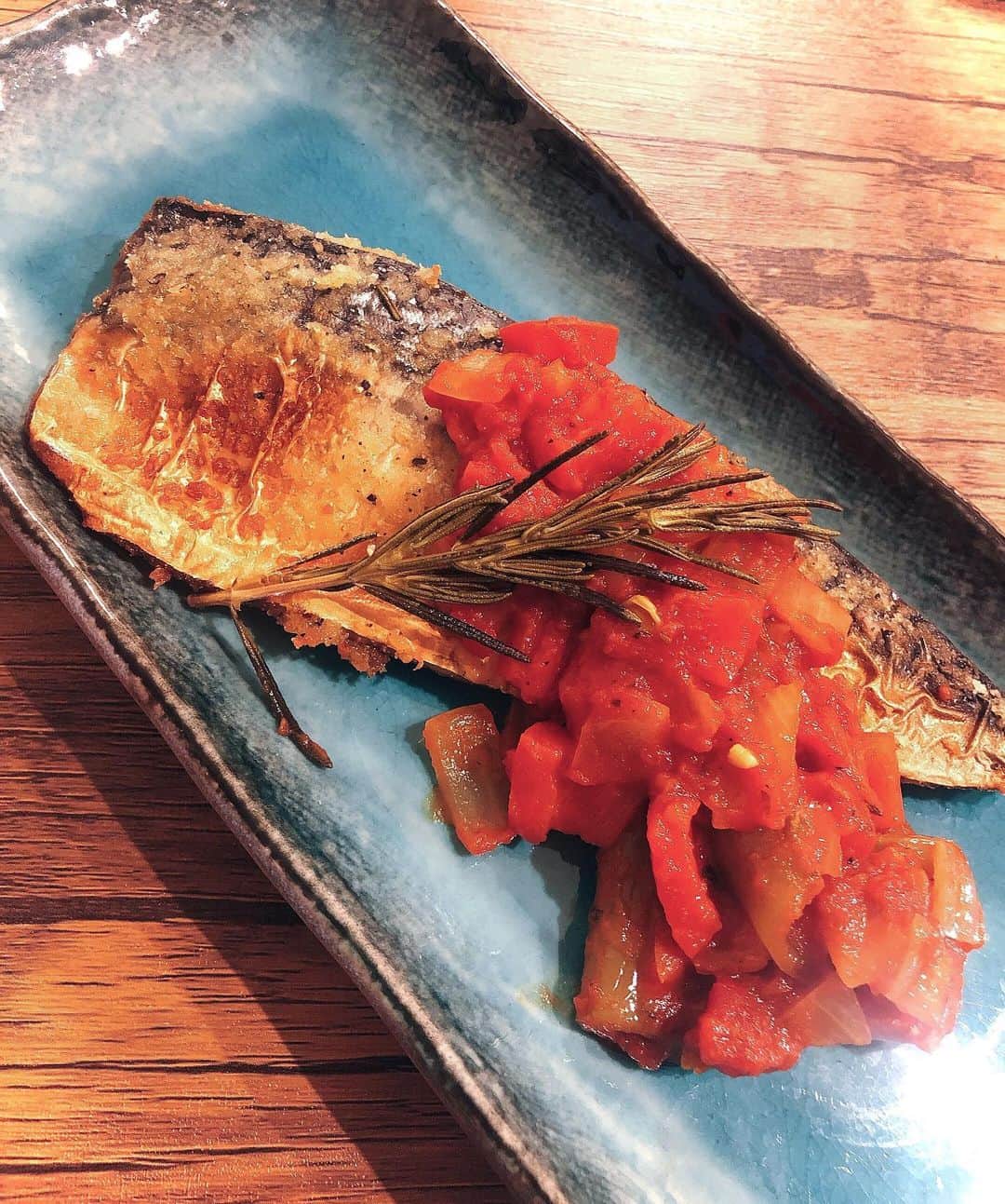 石川瑠利子さんのインスタグラム写真 - (石川瑠利子Instagram)「. . お魚が食べたくて久しぶりに大きくて美味しそうなサバを購入🐟💕 サバはさっと揚げて臭みを消してからオーブンでじっくり中まで火を通して、野菜たっぷりトマトソースをかけて食べたよ🥳 . . #food #cooking #foodie #fish #るりごはん #焼き物好き」2月17日 19時13分 - ruriko_ishikawa