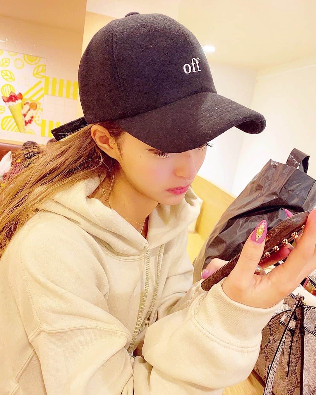 アンジェリカのインスタグラム：「💖✨ . 今日途中からオールバック状態😆‼︎ この帽子購入〜✨ 可愛でしょ💜🤢形が良き‼︎ . てか今日全身コーデ買って着替えてた パーカーもデニムも帽子も笑 そんな日もあるよッね−❤︎ . 💜💖 #帽子 #dayoff #タピオカ #パーカーコーデ #買い物」
