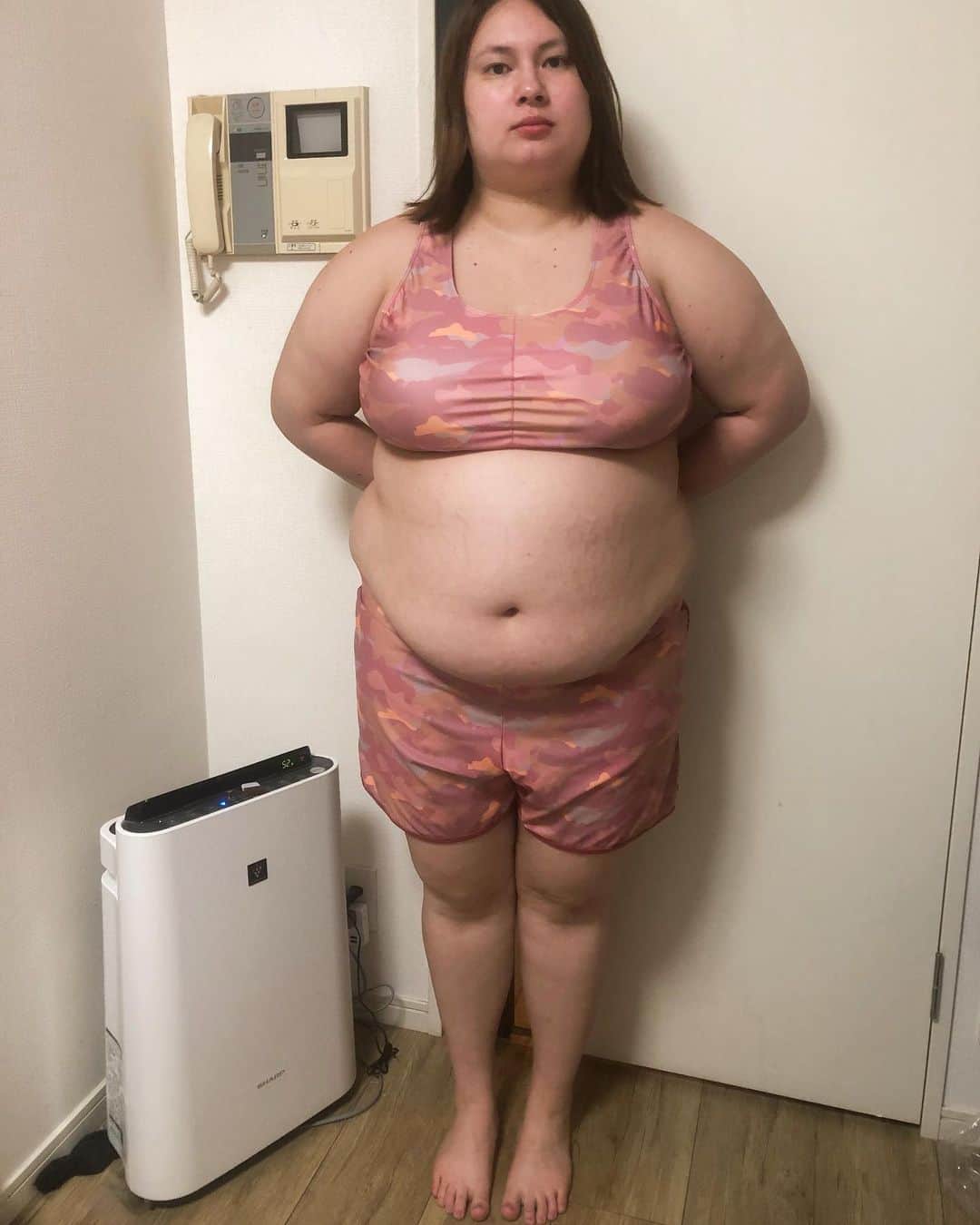 大橋ミチ子さんのインスタグラム写真 - (大橋ミチ子Instagram)「. こんばんはーっ！ 今日は、皆さんにご報告があります！ . 実は、最近、好きなものを好きなだけ食べていたら、ぷくぷく太ってしまって... . 気づいたら体重が114kgまで増えてしまいました...😭💦 . 何度もダイエットしようと思っては挫折していて、でも、今の体重でもオシャレはできるし、いいかなあ〜みたいな感じでずっと過ごしてきました🤔 . でも、最近、私生活で階段登るのがしんどかったり、ライブとかでももう少し体重が落ちたら、もっとキレキレに踊れるかなとか、洋服もプラスサイズのモデルをしていて、あと少し痩せたらもっと綺麗に洋服を着こなせられるかなあとか、あとはもっと可愛くなりたい！ でも、、、ダイエットはしんどいし、嫌い😭 そんな気持ちが頭の中でグルグル回っていて。 最終的にたどり着いたのは、楽して痩せたい←笑 そこで、GLP-1と言う食欲を抑制し、満腹感を持続させる自己注射っていうメディカルダイエットを見つけました！ 最初見つけた時は、医療はお金もかかるし、綺麗に痩せられないだろうと見つけてからもなかなかクリニックに行くことはできなかったのですが、やっぱり痩せて、生活が楽になったり、きれいになりたい！ と思って、今日、GLP-1の自己注射ができる、プライベートクリニックに行ってきました！ 先生にGLP-1についていろいろ話を聞きました。 自分で注射をうって、胃にある食べ物をすぐに腸にいかないようにするから、すぐお腹がいっぱいになって、食欲が減るってことだったり、お腹がいっぱいになるので、ストレスを感じることなく、リバウンドがしにくいダイエットってこともききました。 . . 結果はどうなるかまだわからないですが、この度3ヶ月間、プライベートクリニックさんにて、GLP-1ダイエットをすることを決意しました！！ . やり方は、GLP-1の注射をうつだけで食事制限や運動は一切やりません！ 目標は、100kgを切ることです！ もし、注射をうつだけで痩せられるのであれば、私みたいにダイエットして、リバウンドしてって悩んでる方にも知ってもらいたいと思って、今回、この報告をさせてもらいました！ . この3ヶ月間自分が思ったことをこのInstagramで随時、載せていくつもりです。 応援してくれたら嬉しいなあ☺️🙏 . . . @official_private_clinic  #プライベートクリニック高田馬場 #プライベートクリニック新橋 #ダイエット #ダイエット記録  #ダイエット方法」2月17日 19時25分 - ohashimichiko_official
