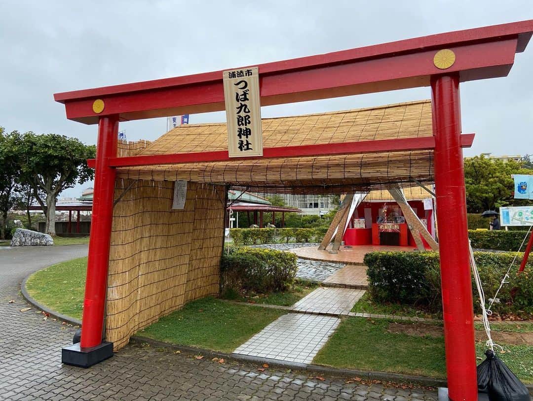 五十幡裕介さんのインスタグラム写真 - (五十幡裕介Instagram)「昨日は投稿できませんでしたが、 昨日は東京ヤクルトスワローズのキャンプ地である 浦添に行ってきました！ 練習試合は、雨で中止になってしまいましたが…。 こんな神社がありました(笑)。 あと、2018年までファイターズにいた同級生ピッチャーに 久しぶりに会えたので嬉しかったです✌️ #北海道 #日本ハム #ファイターズ #lovefighters #2020 #プロ野球 #NPB #羽撃く #はたたく #沖縄 #名護 #国頭 #春 #キャンプ #東京ヤクルトスワローズ #ヤクルト #浦添 #練習試合 #雨天中止 #高梨裕稔 投手 #同級生 #元気そうでした！ #良い色に焼けていた #他球団 にいっても #ずっと応援しています #HTB #アナウンサー #五十幡裕介」2月17日 19時33分 - htb_isohatayusuke