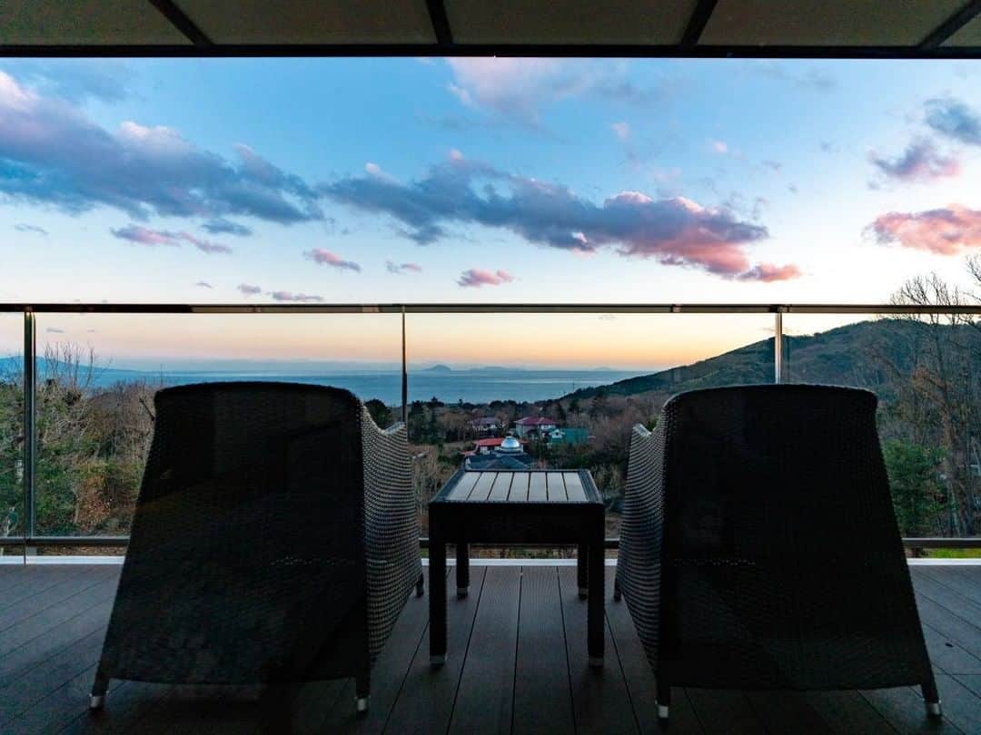 のインスタグラム：「今週は海の見える宿をご紹介します。 日本全国の海をご堪能ください💁‍♀️ . 📍大室の杜 玉翠 . モダンなしつらえで彩をそえた空間から望む自然。 日本旅館ならではのぬくもりを、 洗練された空間の中でお嗜みください。 . #大室の杜玉翠 #静岡県 #shizuoka #温泉 #onsen #旅館 #unknownjapan #japantravel #ig_japan #instatravelgram #instatravelling #japanesehotels #traveljapan #japantravelphoto #源泉掛け流し #伊豆 #オーシャンビュー」