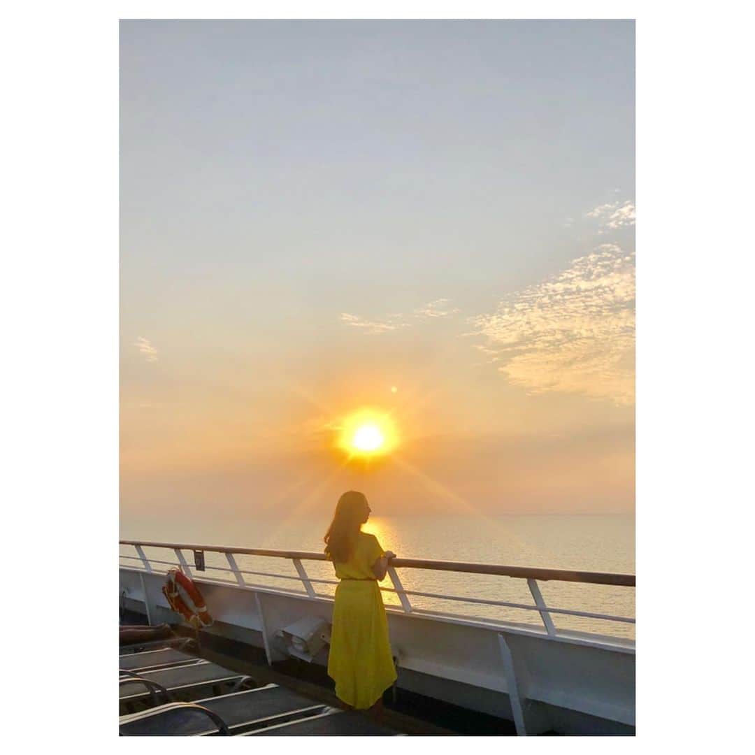 山田優依さんのインスタグラム写真 - (山田優依Instagram)「Cruise Sunrise 🌅 . クルーズではまだ暗い内に起きて、デッキでコーヒー 飲みながら日の出をみる毎日の最高なルーティン🤩 . #CaribbeanSea #Cruise #CaribbeanCruise #CarnivalConquest」2月17日 19時36分 - yui_gourmetwalker