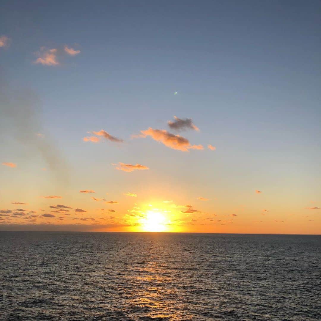 山田優依さんのインスタグラム写真 - (山田優依Instagram)「Cruise Sunrise 🌅 . クルーズではまだ暗い内に起きて、デッキでコーヒー 飲みながら日の出をみる毎日の最高なルーティン🤩 . #CaribbeanSea #Cruise #CaribbeanCruise #CarnivalConquest」2月17日 19時36分 - yui_gourmetwalker