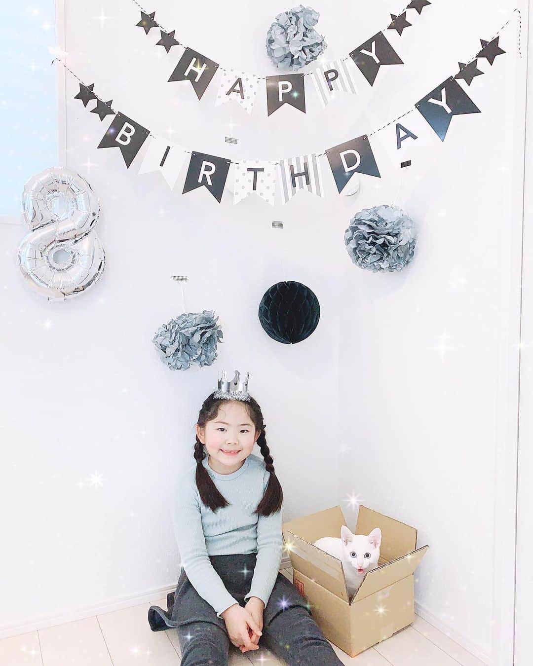 korokoronyaさんのインスタグラム写真 - (korokoronyaInstagram)「*⁎ 17 Feb, 2020  Yesterday was Chibi-mame’s birthday👸🏻 Happy 8th Birthday to you🤍 We’re so happy that you were born! …and We will always love you. * 昨日、8歳になりました👸🏻 ここまで大きなケガや病気もなく 元気に成長してくれた事に 感謝しています。 お友達と遊ぶ機会が増え、 手がかからなくなって楽😝な反面、 家族で過ごす時が少し減って 寂しい時もあるけど💦 沢山の人や物事から 色々と吸収し、学んで、 素敵な女の子になって欲しいです。 が 育児なんて思い通りにいかないので😅 親は過剰な期待はせず、です😂 8歳のちびマメも どうぞ宜しくお願い致します🤍 koronya * #もちとちびまめ」2月17日 19時37分 - korokoronya