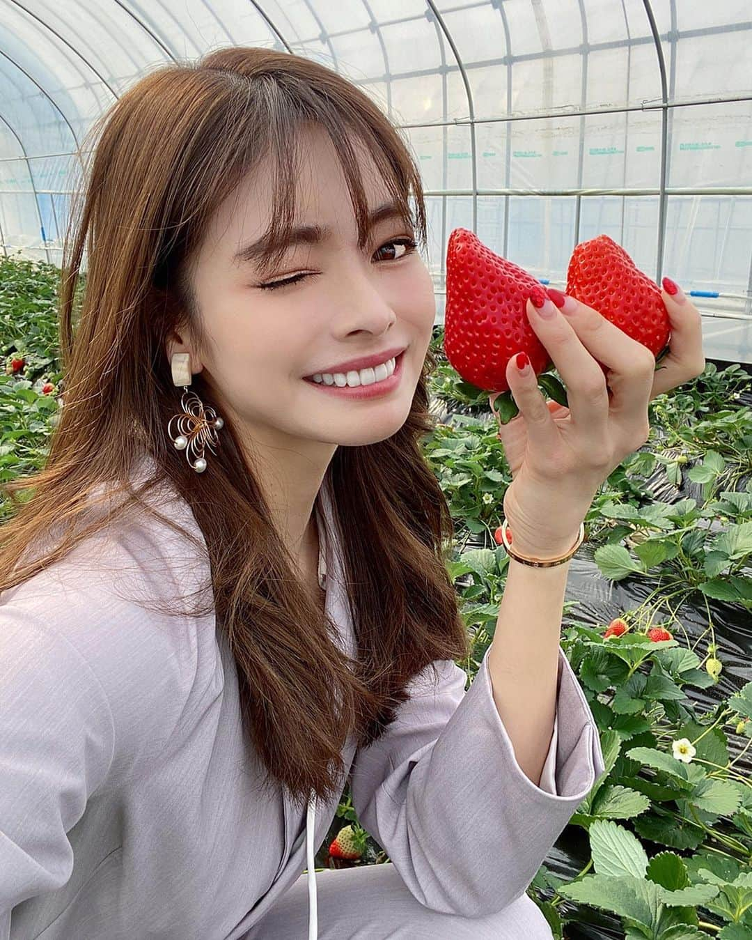 得あゆさんのインスタグラム写真 - (得あゆInstagram)「栃木でいちご狩り🍓 スカイベリーを食べるために🍓 わざわざ栃木県に行きました💓❤️ ・ 栃木県の皆さんは人柄もよく 気さくに話しかけてくださって 本当に好きになりました！💓 また行きたいなぁ☺️✨ ・ ・ ・ ・ ・ ・ ・ #いちご#いちご狩り#栃木#栃木観光#栃木グルメ#那須#スカイベリー#春#春服#セットアップ#スーツ#春コーデ#コーデ#桜#大人可愛い#大人カジュアル#オトナ女子#かっこいい女性#インスタ映え#カメラ女子#写真#撮影#女子旅#旅行#タビジョ#strawberry#グルメ#食べ歩きspringfashion#springflowers#japanesegirl」2月17日 19時46分 - tokuayu819