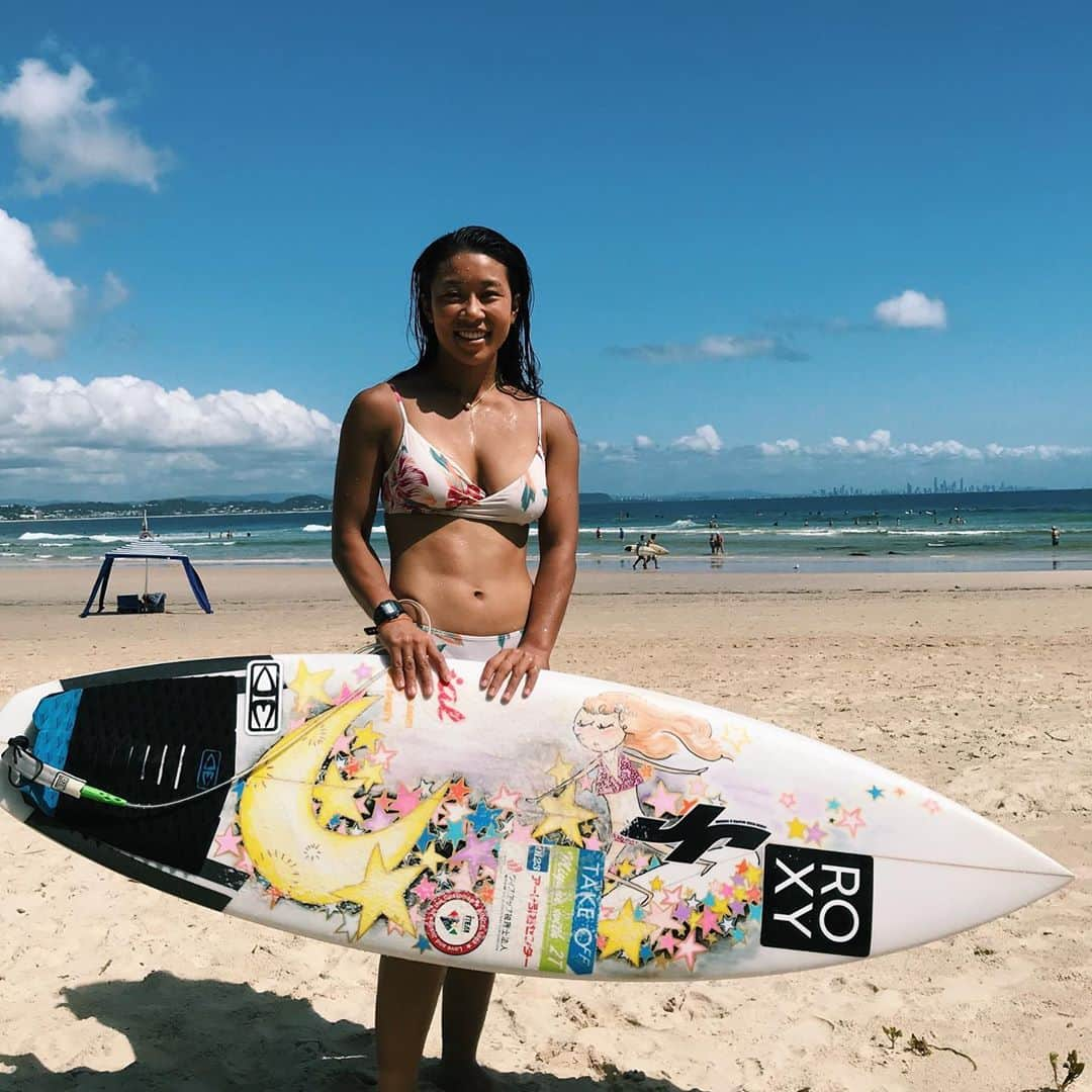 大村 奈央さんのインスタグラム写真 - (大村 奈央Instagram)「✌️🌟🏄‍♀️ 🎨 @mayukokokooou 👩‍🎨 👙 @roxy @roxyjapan  可愛いボードと新しい水着😊」2月17日 19時52分 - naoomura