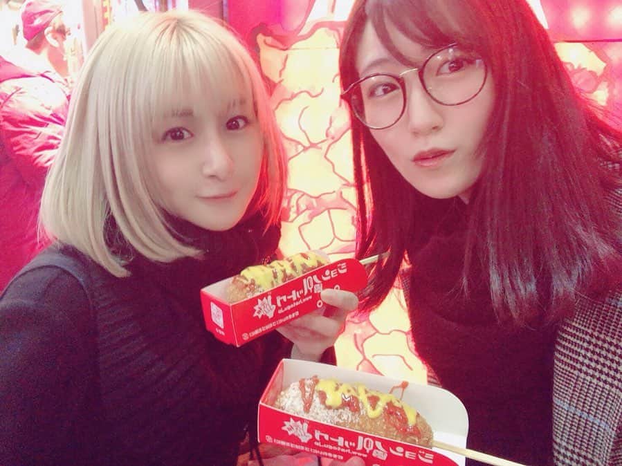 吉田有里のインスタグラム：「「チーズドック、食べたことないんです」﻿ ってめっちゃ可愛い女の子が言うので﻿ 「それは勿体無い！！！食べよ！！！」と﻿ 連行しました。笑﻿ ﻿ やっと会えた〜〜🥺🙏🧡ってなって﻿ いっぱい色んなことお喋りしました。﻿ 誰よりも誠実で真面目で、きちんと考えを持って戦っている事に、ほんと尊敬しかない、、﻿ 見習わないと…！とはっとします。﻿ とてもカッコいい！可愛いのに！好きです！﻿ ﻿ ここだけの話ですが﻿ 待ち合わせの場所に有里さ〜〜ん！って﻿ あみたちゃんが笑顔で駆け寄ってきたとき、﻿ 隠しきれないキラキラのオーラが見えたことを共有しますね。﻿ ﻿ めっちゃいい夜でした🌙﻿ ﻿ 舞台、間も無くだね…！﻿ 応援してます！！！﻿ ﻿ #前島亜美 ちゃん #あみた ちゃん ﻿ #チーズドック」