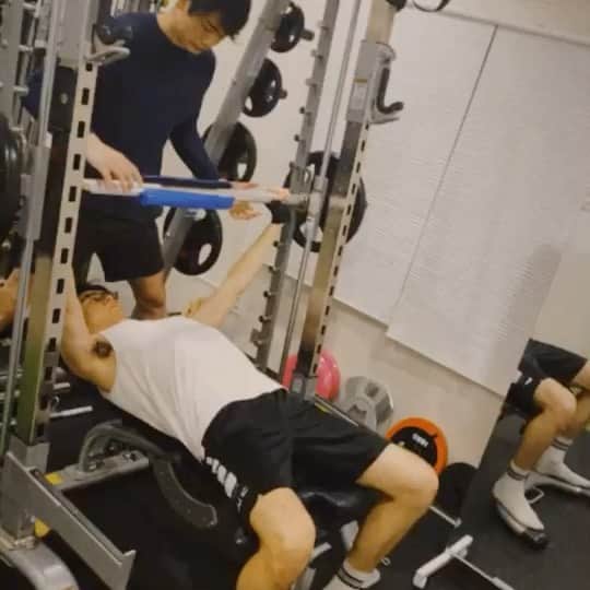 岡本至恩のインスタグラム：「100キロ風(60キロ) 力むと変な顔になります。 今日も @bondsgym ありがとうございました‼️」