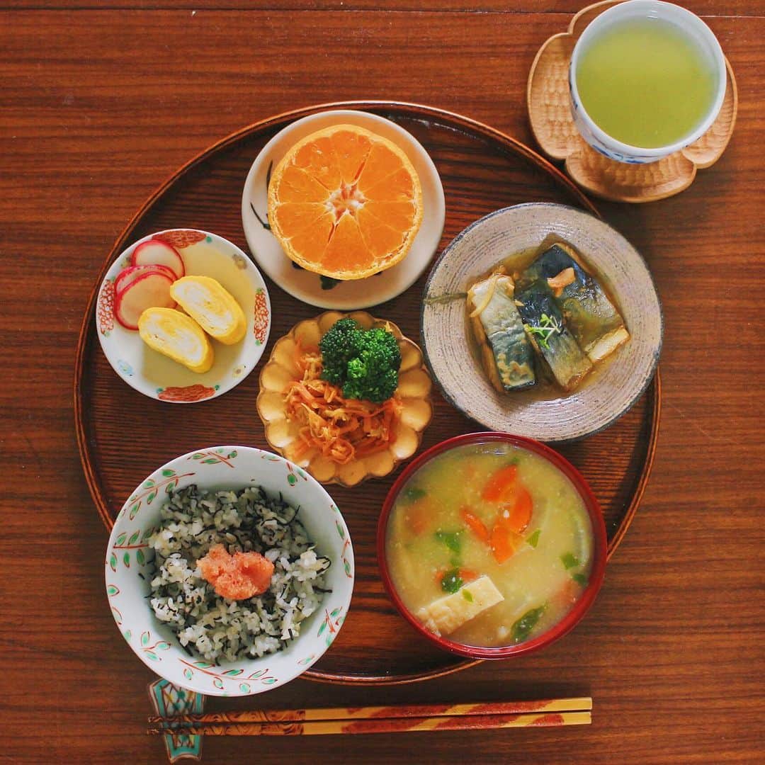 のインスタグラム：「自分で直した器で朝ごはん作り再始動。旅行明けの和食が沁みる… ・ こんばんは。 今日の朝ごはんの写真で失礼します。 ハワイから戻ってきました。 コンロ前に立つのは一週間ぶり。 今日は簡単に用意できるもの中心。 旅行明けのごはんと味噌汁が染みる… サバの器は金継ぎ教室で直しました。 #あすけん アプリで栄養計算したら 栄養は◎だけど朝からカロリー過多。 夜ご飯を少なめにしてカロリー調整。 (スワイプして画像6枚目) ・ 自分の結婚式のためにハワイへ行ってたわけですが、人生であんなにも色々な方から祝ってもらえる事は早々ないし初めてで本当に恥ずかしくて…笑　ガーデンウエディングでよかったです。寒かった事も良い思い出。お祝いのメッセージやリアクションしてくれた方々、ありがとうございました。 ・ コロナの感染者が急激に増えててもはやバイオテロ状態…ちなみに何名からか問合せがきましたがハワイはコロナよりインフルの方が流行ってるらしいです。よく寝てよく食べて手洗いうがいして規則正しい生活を徹底しましょう。あとたまに手を洗ってハンカチ代わりに髪の毛整えてる人いますけど、手を洗った意味がないからやめましょう笑(髪の毛に何ついてるかわからないし…私も手を乾かしてから髪触りそうになりますけど堪えてます) では今日もお疲れ様でした。 ・ 【おしながき】 ひじきごはんと無着色明太子 丸ごと大根とにんじんの油揚げのお味噌汁 サバの味噌煮 ツナのにんじんしりしりとブロッコリー 卵焼きとラディッシュ みかん ＊薬膳走り書きは今日はお休みします＊ ・ Hi from Tokyo! Here's Japanese breakfast: Baked rice w/ hijiki seaweed and spicy pollock roe, miso soup, simmered mackerel, stir-fried carrot and tuna, broccoli, rolled egg omelette, and orange. ・ ・ 2020.02.17 Mon ・ ・ #japanesemeal #japanesefood #washoku #breakfast #朝ごはん #おうちごはん #早餐 #아침밥 #薬膳 #うつわ #和食器 #japonais #自炊 #小澤基晴 #フーディーテーブル #佐藤もも子」