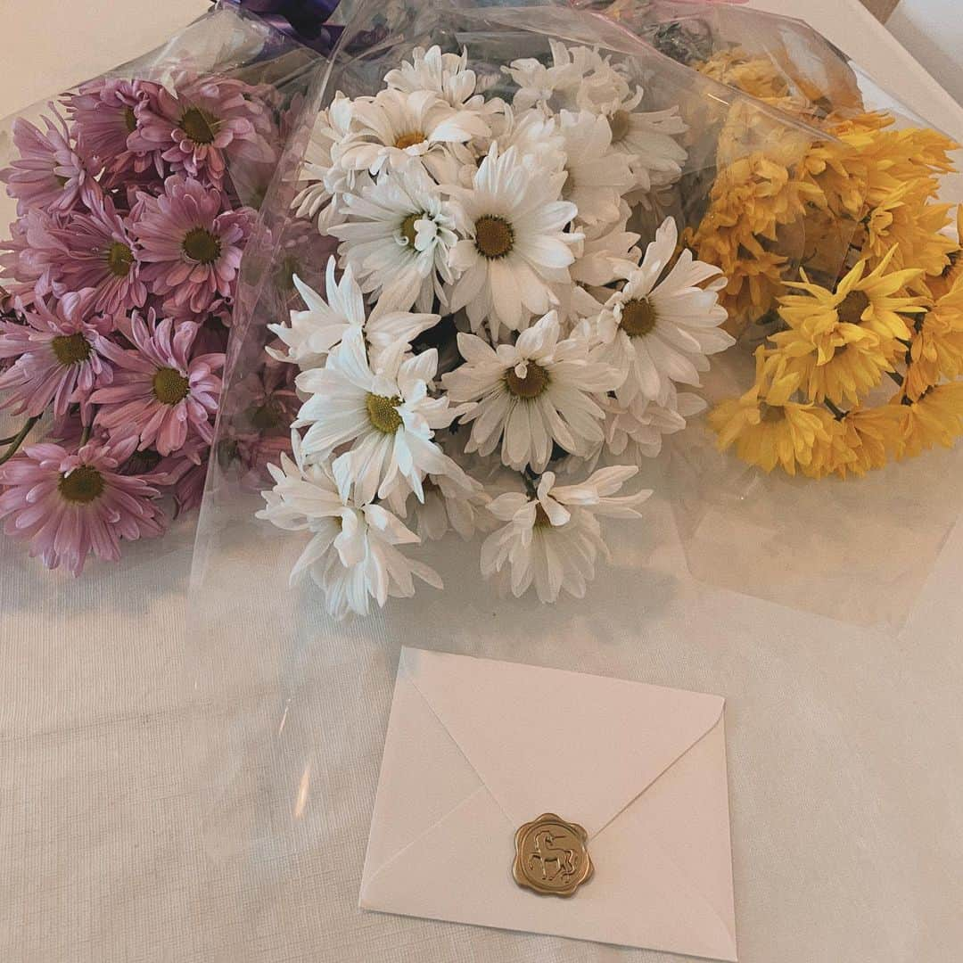 薬丸玲美さんのインスタグラム写真 - (薬丸玲美Instagram)「. Thank you for the beautiful flowers 💐  @aya_dream04 @inouenaho1207 . 1週間とても楽しい時間をありがとうございました♡ とっても大好きなお姉さんが3人出来ました✨💕 . 日本でも遊んでください❤️ . #hawaii #flowers #gift」2月17日 20時00分 - remi_yakumaru