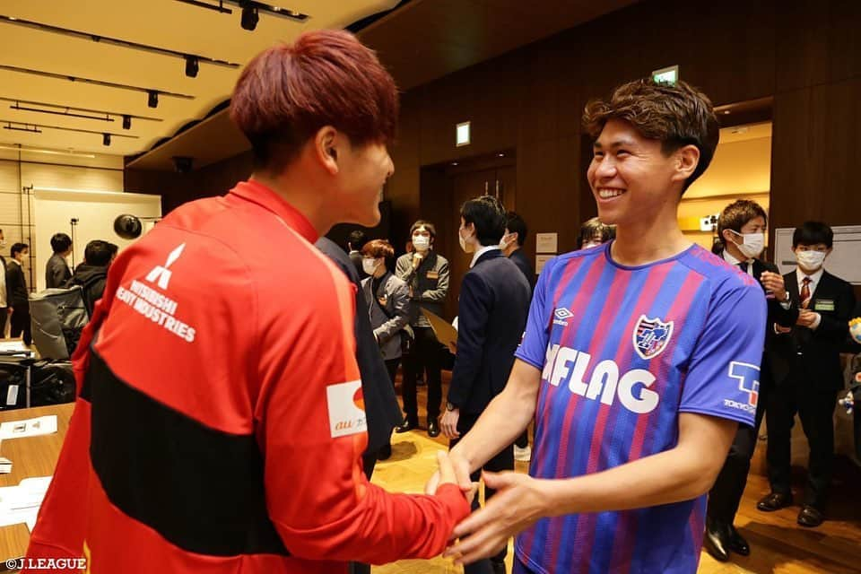 Ｊリーグさんのインスタグラム写真 - (ＪリーグInstagram)「スペインの至宝🇪🇸と絶対的キング👑﻿ 2人は何を話してるのでしょうか🤔﻿ ﻿ ﻿ 2020Ｊリーグキックオフカンファレンスの﻿ オフショットをお届け📸👀﻿ ﻿ #Ｊリーグ #jleague﻿ #Ｊリーグ開幕﻿ #2020の主役は誰だ﻿ ﻿ #ヴィッセル神戸 #イニエスタ﻿ #横浜FC #三浦知良﻿ #横浜Fマリノス #ティーラトン #仲川輝人﻿ #北海道コンサドーレ札幌 #チャナティップ #鈴木武蔵﻿ #清水エスパルス #ティーラシン #立田悠悟﻿ #浦和レッズ #橋岡大樹﻿ #FC東京 #橋本拳人﻿ #ガンバ大阪 #昌子源﻿ #サンフレッチェ広島 #松本泰志﻿ #鹿島アントラーズ #上田綺世﻿ #サッカー #オフショット #offshotp」2月17日 20時16分 - jleaguejp