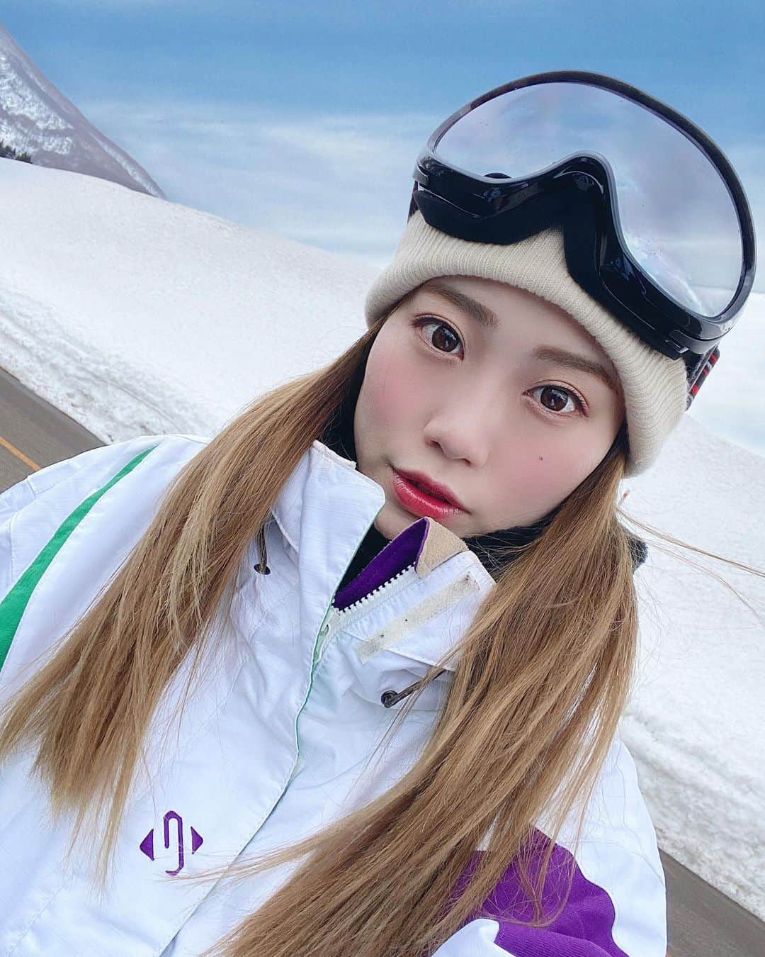 菜々香のインスタグラム：「普段寒い時期に寒い場所には行かないけれど、先日行ってきました。✨🙃 ウィンタースポーツ楽しいぃ！ スノボーやってみたいなぁと思っていたので念願の！ ただ常に頭の片隅に“怪我だけはしない'' と 肝に銘じておりました。笑 いや、言いながら滑りました。 怪我しない、絶対怪我しない、私は怪我をしないって言いながら。笑 言霊大事！ ゲレンデに流れている音楽が 全てひと昔前の冬のヒットソングでタイムスリップしたような気分だった✨😂 切り替えリフレッシュ！ もうすぐ始まるお稽古！頑張れるーぅ！  I don't deal well in the cold  but I really enjoyed it! #snowboard#instananaka#菜々香 #スノーボード#スノボーウェア」
