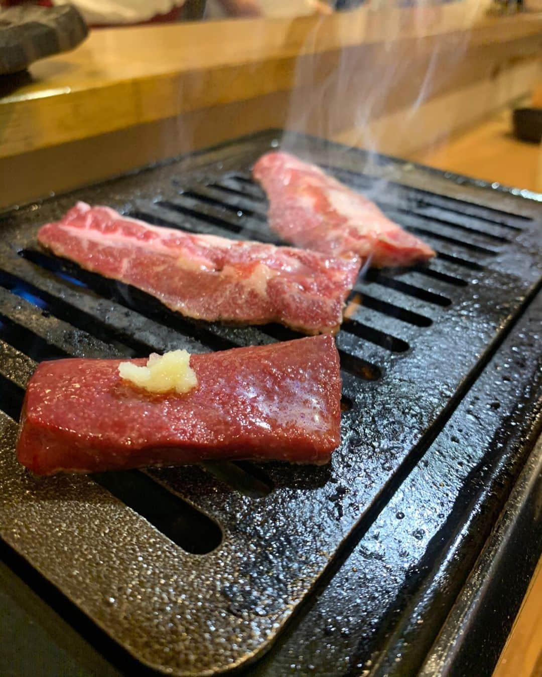 中橋舞さんのインスタグラム写真 - (中橋舞Instagram)「.﻿ 焼肉大好き❤️﻿ ﻿ そしてここが私のナンバーワンだわ🐃﻿ ﻿ ﻿ とっても珍しい一枚売りの焼肉店✨﻿ 浅草橋にある #とどろき﻿ ﻿ たまらなかったのは手に持つ大きな﻿ #黒毛和牛ロースステーキ 🥩✨﻿ こんなに美味しくて柔らかいロース肉初めてで、ずっと美味しい美味しい言ってた🥺﻿ ﻿ ﻿ 店員さんが上手に目の前で焼いてくれて最高の焼き加減❤️﻿ ﻿ りんごをつけて作ったカルヴァドスで﻿ フランベからの🔥﻿ ﻿ また最後に軽く焼いて🌟﻿ ﻿ たまらない美味しさ❤️❤️﻿ タレもフルーツが入った特製ダレ﻿ 最高の何ものでもなかった。﻿ ﻿ ﻿ タンやハラミ、ホルモン﻿ サイドの生キムチ﻿ どれをとっても美味❤️﻿ ﻿ ﻿ ランチもしてるから﻿ 今度はコッソリランチにも行こうと❤️﻿ 一人焼肉できるタイプ👍﻿ ﻿ ﻿ まだできて4ヶ月のお店で﻿ 一枚ずつオーダーできるのも﻿ もう少し食べたいに応えられるようにだそう✨﻿ ﻿ ﻿ お肉のクオリティーに﻿ 接客まで最高のお店でした🙆‍♀️﻿ これまで横浜のお気に入り店あったけど﻿ ここが私の焼肉ナンバーワン☝️✨﻿ ﻿ 🚃 #浅草橋﻿ 👟徒歩2分﻿ 🥢 #とどろき﻿ @yakiniku_todoroki ﻿ #焼肉 #浅草橋ディナー #🐃 #美味しすぎる﻿ #フードハンターまい」2月17日 20時22分 - mai_nakahashi