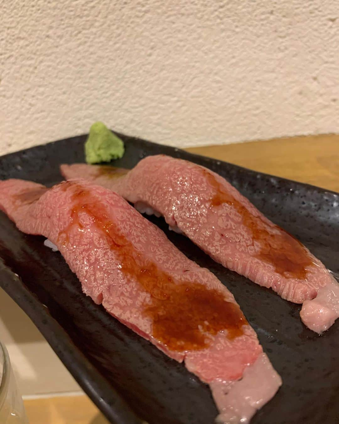 中橋舞さんのインスタグラム写真 - (中橋舞Instagram)「.﻿ 焼肉大好き❤️﻿ ﻿ そしてここが私のナンバーワンだわ🐃﻿ ﻿ ﻿ とっても珍しい一枚売りの焼肉店✨﻿ 浅草橋にある #とどろき﻿ ﻿ たまらなかったのは手に持つ大きな﻿ #黒毛和牛ロースステーキ 🥩✨﻿ こんなに美味しくて柔らかいロース肉初めてで、ずっと美味しい美味しい言ってた🥺﻿ ﻿ ﻿ 店員さんが上手に目の前で焼いてくれて最高の焼き加減❤️﻿ ﻿ りんごをつけて作ったカルヴァドスで﻿ フランベからの🔥﻿ ﻿ また最後に軽く焼いて🌟﻿ ﻿ たまらない美味しさ❤️❤️﻿ タレもフルーツが入った特製ダレ﻿ 最高の何ものでもなかった。﻿ ﻿ ﻿ タンやハラミ、ホルモン﻿ サイドの生キムチ﻿ どれをとっても美味❤️﻿ ﻿ ﻿ ランチもしてるから﻿ 今度はコッソリランチにも行こうと❤️﻿ 一人焼肉できるタイプ👍﻿ ﻿ ﻿ まだできて4ヶ月のお店で﻿ 一枚ずつオーダーできるのも﻿ もう少し食べたいに応えられるようにだそう✨﻿ ﻿ ﻿ お肉のクオリティーに﻿ 接客まで最高のお店でした🙆‍♀️﻿ これまで横浜のお気に入り店あったけど﻿ ここが私の焼肉ナンバーワン☝️✨﻿ ﻿ 🚃 #浅草橋﻿ 👟徒歩2分﻿ 🥢 #とどろき﻿ @yakiniku_todoroki ﻿ #焼肉 #浅草橋ディナー #🐃 #美味しすぎる﻿ #フードハンターまい」2月17日 20時22分 - mai_nakahashi