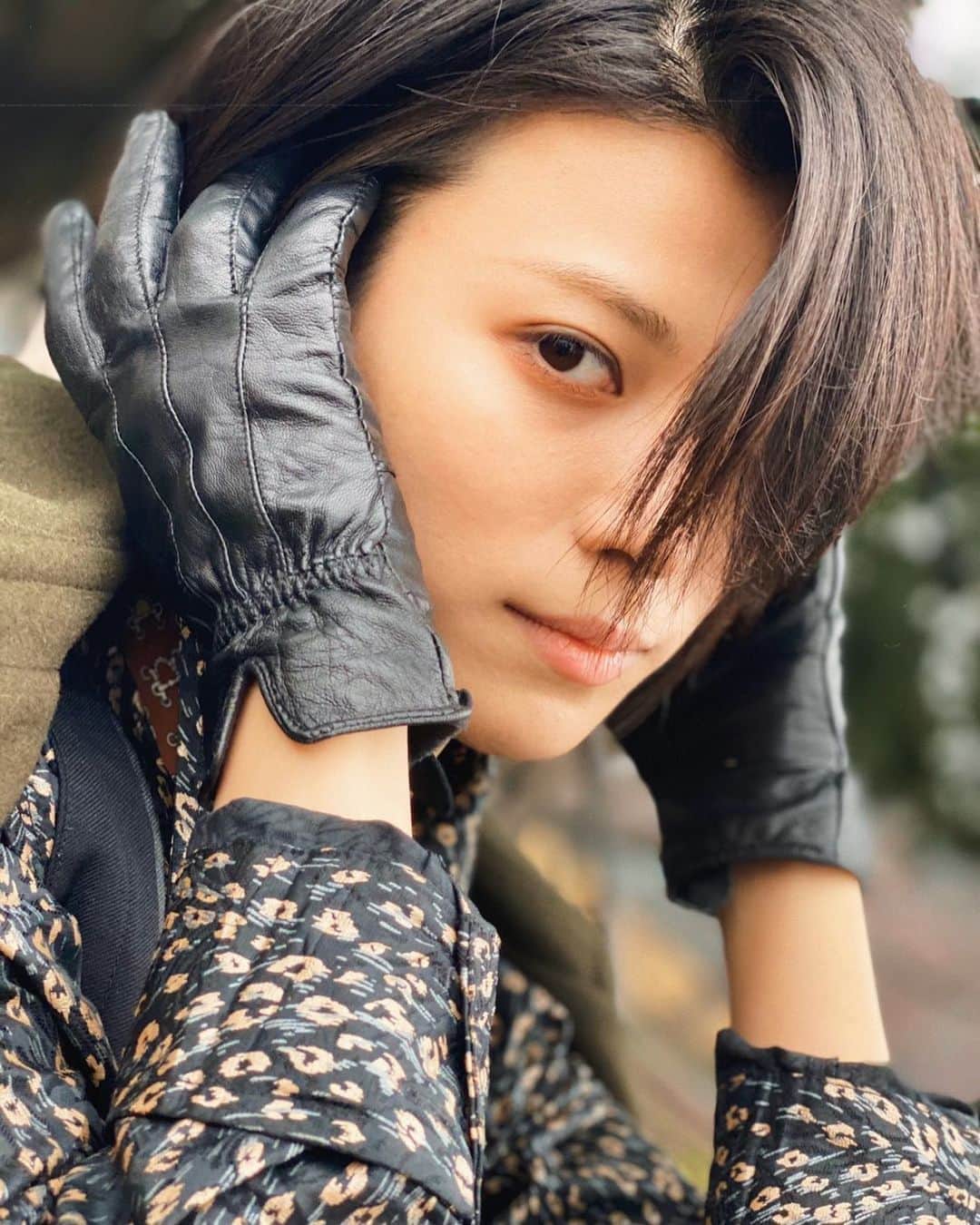 春川芽生のインスタグラム：「これは私が手袋を撮ってくれぇぇぇと泣きついた時の写真です。 . @kasumi_aizawa 👈📸🤣」