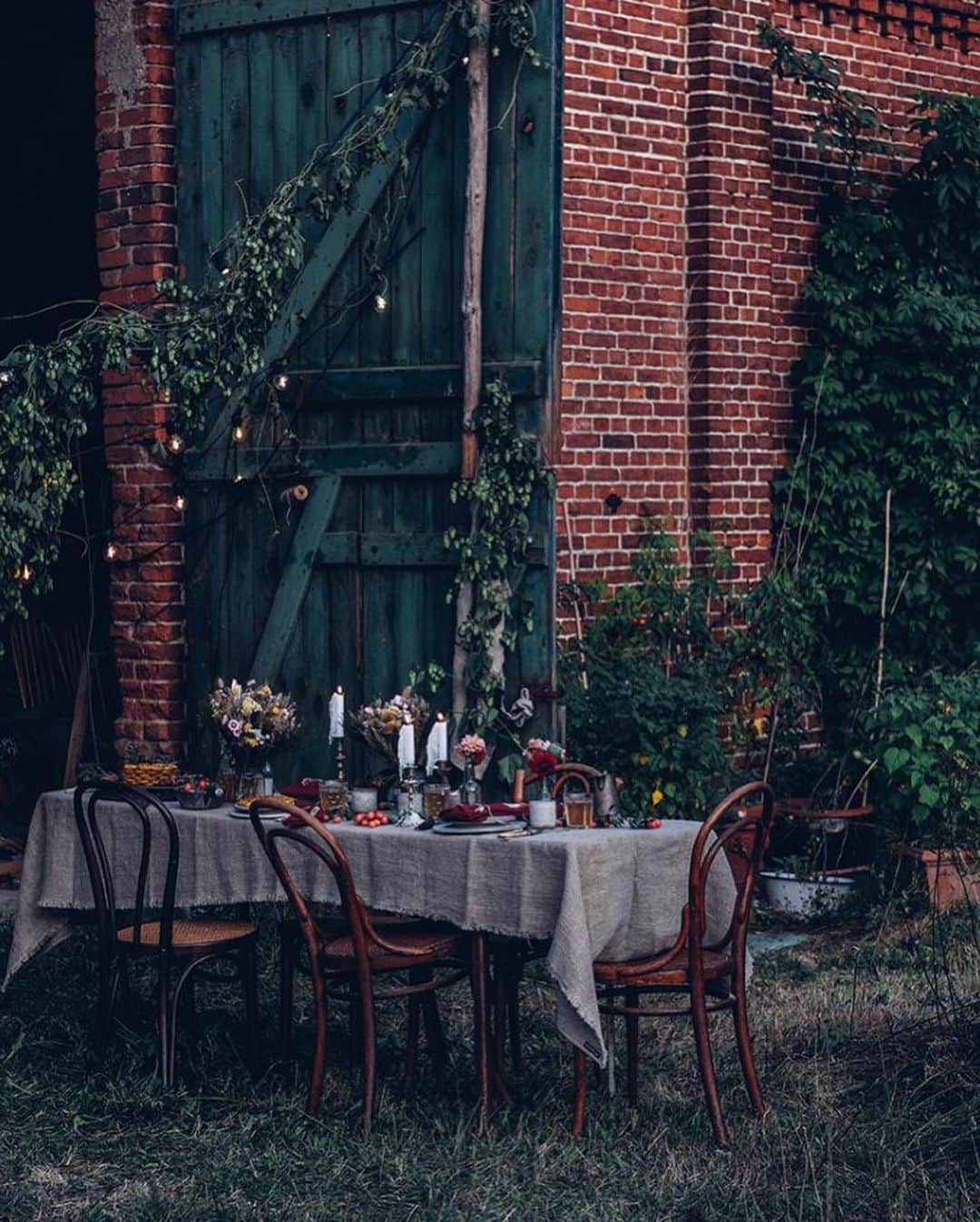 Our Food Storiesさんのインスタグラム写真 - (Our Food StoriesInstagram)「Looking forward to be back in the countryside soon 🌿 Happy Monday guys! #ourfoodstories_countryside  ____ #gatheringslikethese #tablesetting #tabledecoration #lovelylinen #tablelinen #flowercloud #flowerdecor #plantinstallation #fellowmag #foodstylist #foodphotographer #germanfoodblogger #momentslikethese #countrysidelife」2月17日 20時35分 - _foodstories_