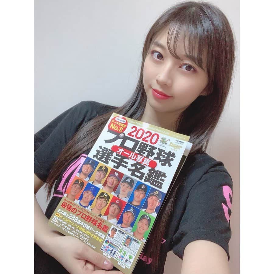 牧野真莉愛さんのインスタグラム写真 - (牧野真莉愛Instagram)「♡ ♡ Slugger特別編集 ✨『2020 プロ野球オール写真選手名鑑』✨ & ✨『2020 プロ野球写真＆データ選手名鑑』✨ ・ 本日発売❣️❣️❣️ ♡ ♡  #日本スポーツ企画出版社 さん  #モーニング娘20 #morningmusume20 #牧野真莉愛」2月17日 20時37分 - maria_makino.official