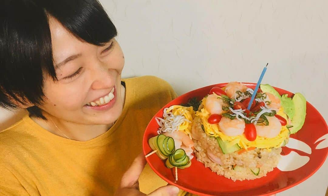 藤井快さんのインスタグラム写真 - (藤井快Instagram)「Today is my wife’s birthday!!🎂🥳 • お誕生日おめでとう！ 減量中の僕の為に、ちらし寿司でケーキを作ってくれました！笑 僕は全然センスがないので、下準備だけは手伝いました。👨🏻‍🍳笑 妻お手製バナナ豆乳アイスまで食べたけど、罪悪感も無くお祝いすることができて良かった！🎉 • #お誕生日おめでとう #減量飯 #ちらし寿司ケーキ #罪悪感なし #最終的に #ほぼ全部 #嫁ご飯」2月17日 20時40分 - fujii_kokoro