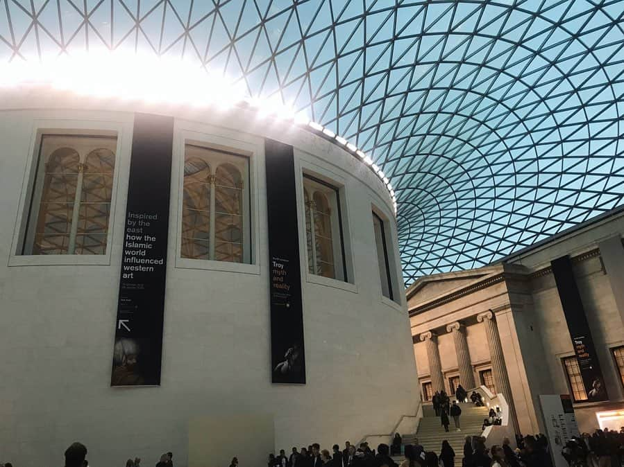 岩崎裕美さんのインスタグラム写真 - (岩崎裕美Instagram)「. 📍British Museum . 世界最大の博物館の一つ、 大英博物館🇬🇧 . 世界各国のあれやこれやが800万点収蔵されていて 常設展示してあるのが約15万点。 . 1日で全て見るのはほぼ不可能と書いてあったが…うん、そりゃそやわ。 ほんと1ヶ月ぐらい通い詰めて全部見たいやつです。 ＿＿＿＿＿＿＿＿＿＿＿＿＿＿＿＿＿＿＿＿＿＿＿＿＿ #uk #england #london #trip #travel #british #museum #britishmuseum #英国 #ロンドン #ロンドン旅行 #イギリス #イギリス旅行 #旅行 #大英博物館 #博物館 #ミュージアム」2月17日 20時52分 - hiromi_iwasaki