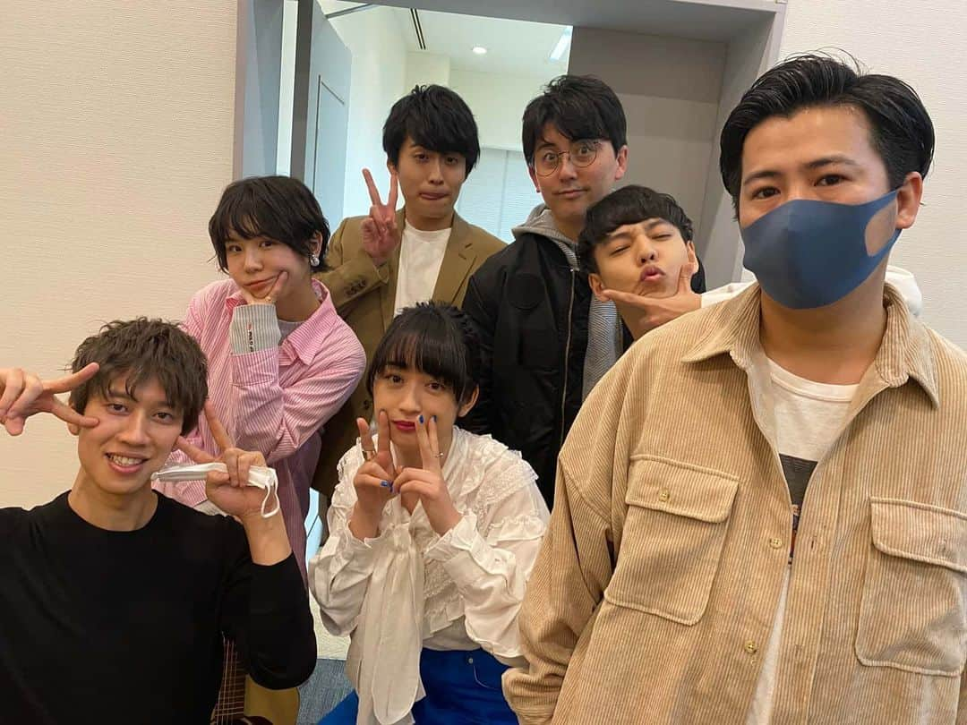 吉本坂46さんのインスタグラム写真 - (吉本坂46Instagram)「先日のとある撮影中📷✨ 一期生と二期生いっしょの現場でした😁✨ #光永さん号令のもと #みんなで✌️ #きょんさんの貫禄 #原さん終始緊張 #吉本坂46 #光永 #スパイク小川 #ラフレクランきょん #レインボー池田 #しゅんしゅんクリニックP #ビスケッティ佐竹 #ナイトメアカオスドラゴン原」2月17日 20時46分 - yoshimotozaka46official