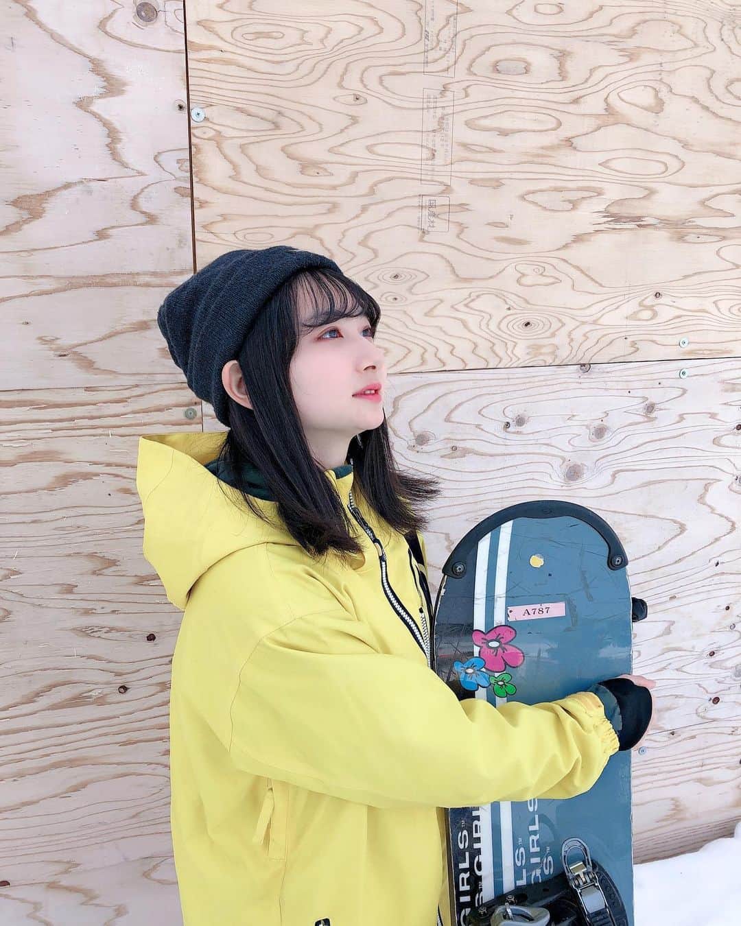 小室ゆらさんのインスタグラム写真 - (小室ゆらInstagram)「.﻿ ﻿ ﻿ 人生初の #スノボ に行ってきた🏂🤍﻿ ﻿ ﻿ 中学の頃にスキーは経験済みだけど﻿ ボードはほんとに初体験で、﻿ 両足固定されてるのに動けるの😭？﻿ という疑心暗鬼全開で挑んだら意外と動けるし楽しかった ︎︎︎︎✌︎﻿ ﻿ 身体全体を使ってバランス取るのが凄く難しくて﻿ 何度も何度もお尻を強打しながらチャレンジしました🥺﻿ 全身筋肉痛だけどスノボが好きになれて良かったな ︎︎︎︎✌︎﻿ ﻿ ﻿ また写真載せます𓂃𓈒𓏸﻿ ﻿ ﻿ #長野 #スノボ女子 #竜王スキーパーク #北志賀﻿ ﻿ ﻿ .﻿ ﻿」2月17日 20時59分 - komuro_yura_official