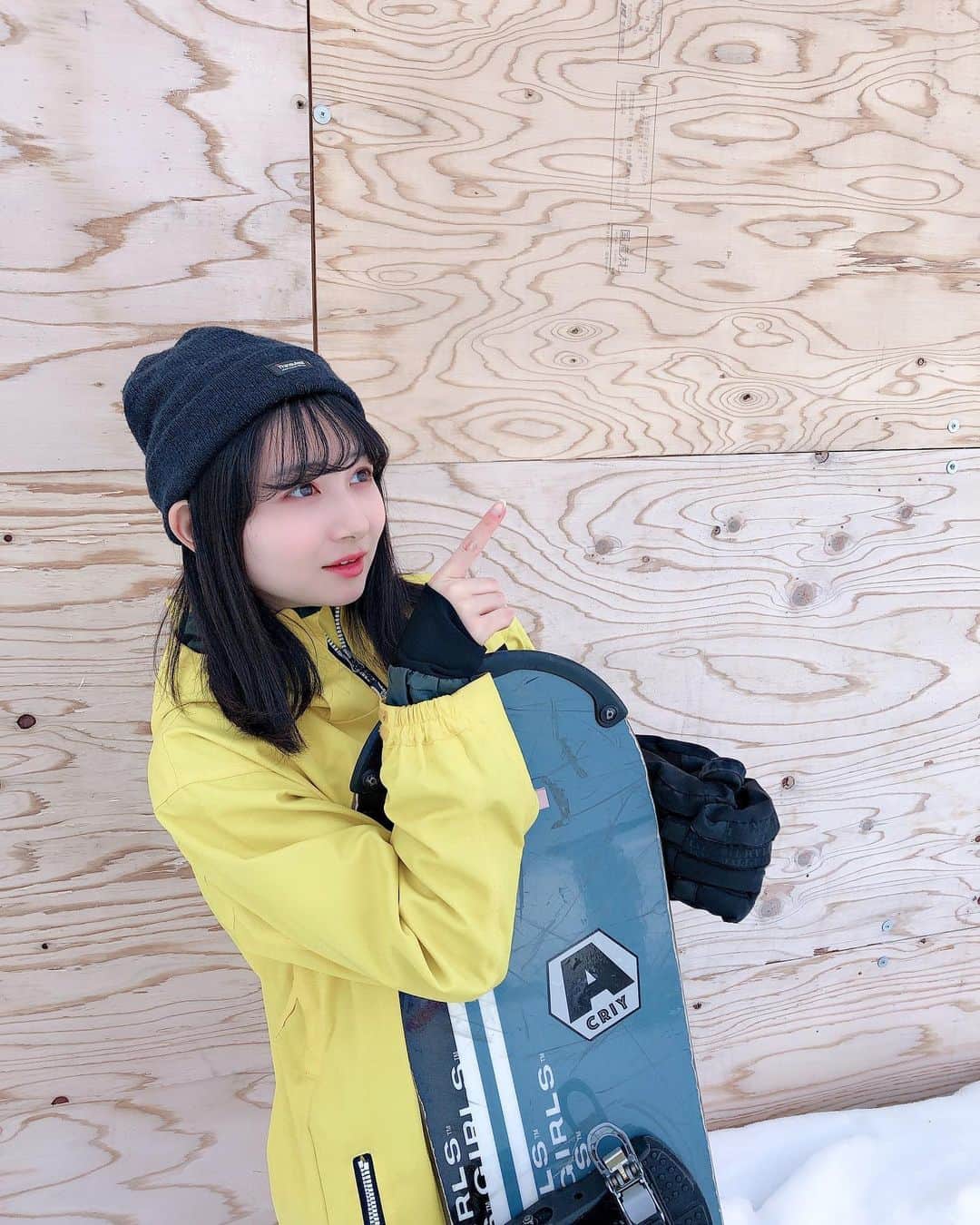 小室ゆらさんのインスタグラム写真 - (小室ゆらInstagram)「.﻿ ﻿ ﻿ 人生初の #スノボ に行ってきた🏂🤍﻿ ﻿ ﻿ 中学の頃にスキーは経験済みだけど﻿ ボードはほんとに初体験で、﻿ 両足固定されてるのに動けるの😭？﻿ という疑心暗鬼全開で挑んだら意外と動けるし楽しかった ︎︎︎︎✌︎﻿ ﻿ 身体全体を使ってバランス取るのが凄く難しくて﻿ 何度も何度もお尻を強打しながらチャレンジしました🥺﻿ 全身筋肉痛だけどスノボが好きになれて良かったな ︎︎︎︎✌︎﻿ ﻿ ﻿ また写真載せます𓂃𓈒𓏸﻿ ﻿ ﻿ #長野 #スノボ女子 #竜王スキーパーク #北志賀﻿ ﻿ ﻿ .﻿ ﻿」2月17日 20時59分 - komuro_yura_official