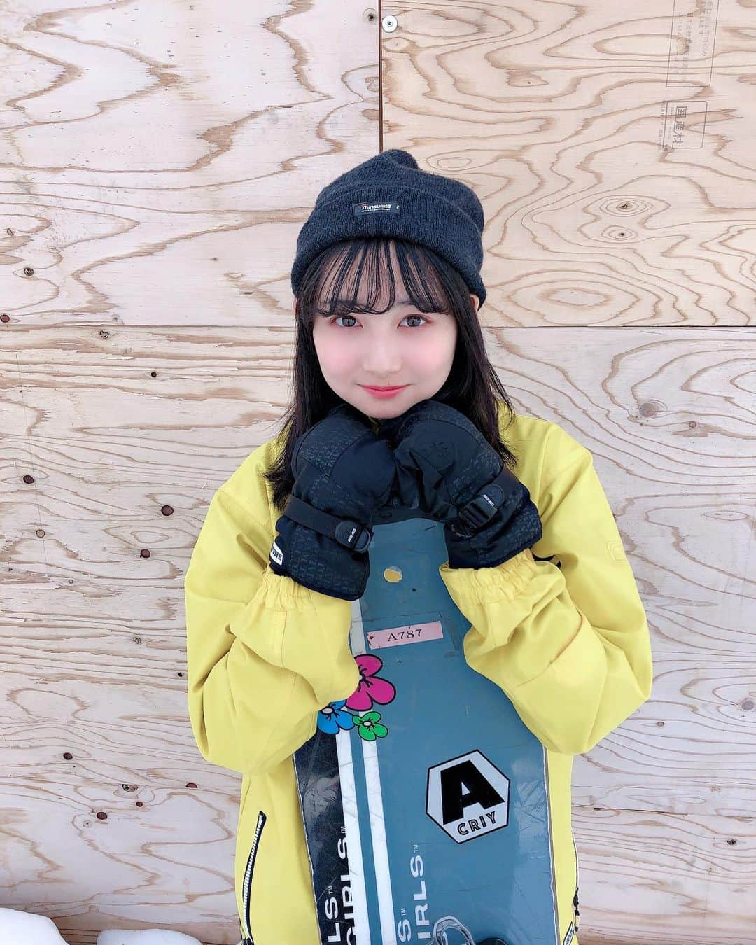 小室ゆらさんのインスタグラム写真 - (小室ゆらInstagram)「.﻿ ﻿ ﻿ 人生初の #スノボ に行ってきた🏂🤍﻿ ﻿ ﻿ 中学の頃にスキーは経験済みだけど﻿ ボードはほんとに初体験で、﻿ 両足固定されてるのに動けるの😭？﻿ という疑心暗鬼全開で挑んだら意外と動けるし楽しかった ︎︎︎︎✌︎﻿ ﻿ 身体全体を使ってバランス取るのが凄く難しくて﻿ 何度も何度もお尻を強打しながらチャレンジしました🥺﻿ 全身筋肉痛だけどスノボが好きになれて良かったな ︎︎︎︎✌︎﻿ ﻿ ﻿ また写真載せます𓂃𓈒𓏸﻿ ﻿ ﻿ #長野 #スノボ女子 #竜王スキーパーク #北志賀﻿ ﻿ ﻿ .﻿ ﻿」2月17日 20時59分 - komuro_yura_official