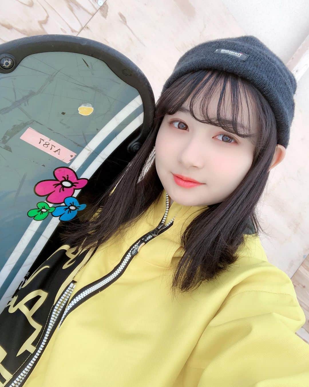 小室ゆらさんのインスタグラム写真 - (小室ゆらInstagram)「.﻿ ﻿ ﻿ 人生初の #スノボ に行ってきた🏂🤍﻿ ﻿ ﻿ 中学の頃にスキーは経験済みだけど﻿ ボードはほんとに初体験で、﻿ 両足固定されてるのに動けるの😭？﻿ という疑心暗鬼全開で挑んだら意外と動けるし楽しかった ︎︎︎︎✌︎﻿ ﻿ 身体全体を使ってバランス取るのが凄く難しくて﻿ 何度も何度もお尻を強打しながらチャレンジしました🥺﻿ 全身筋肉痛だけどスノボが好きになれて良かったな ︎︎︎︎✌︎﻿ ﻿ ﻿ また写真載せます𓂃𓈒𓏸﻿ ﻿ ﻿ #長野 #スノボ女子 #竜王スキーパーク #北志賀﻿ ﻿ ﻿ .﻿ ﻿」2月17日 20時59分 - komuro_yura_official