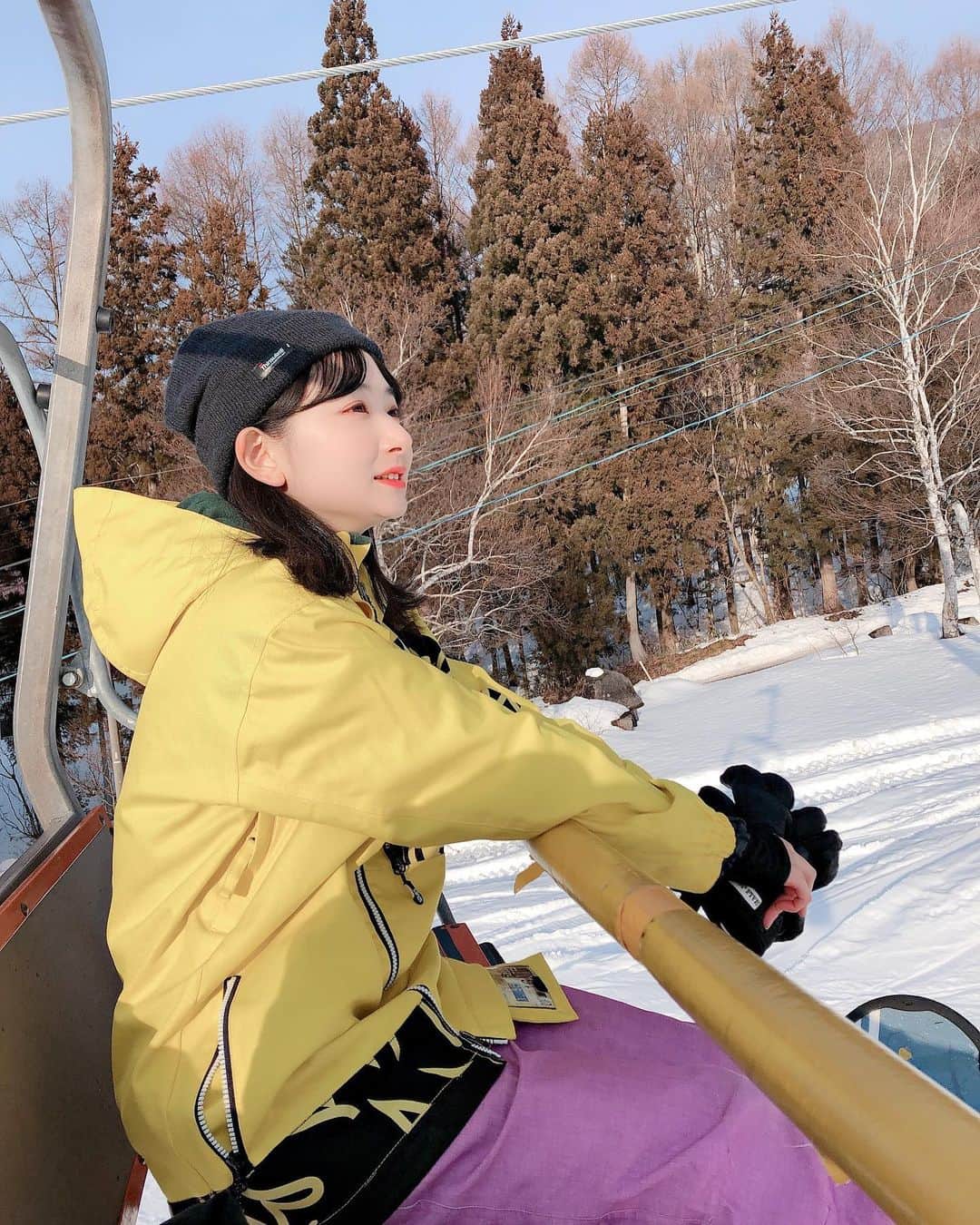 小室ゆらさんのインスタグラム写真 - (小室ゆらInstagram)「.﻿ ﻿ ﻿ 人生初の #スノボ に行ってきた🏂🤍﻿ ﻿ ﻿ 中学の頃にスキーは経験済みだけど﻿ ボードはほんとに初体験で、﻿ 両足固定されてるのに動けるの😭？﻿ という疑心暗鬼全開で挑んだら意外と動けるし楽しかった ︎︎︎︎✌︎﻿ ﻿ 身体全体を使ってバランス取るのが凄く難しくて﻿ 何度も何度もお尻を強打しながらチャレンジしました🥺﻿ 全身筋肉痛だけどスノボが好きになれて良かったな ︎︎︎︎✌︎﻿ ﻿ ﻿ また写真載せます𓂃𓈒𓏸﻿ ﻿ ﻿ #長野 #スノボ女子 #竜王スキーパーク #北志賀﻿ ﻿ ﻿ .﻿ ﻿」2月17日 20時59分 - komuro_yura_official