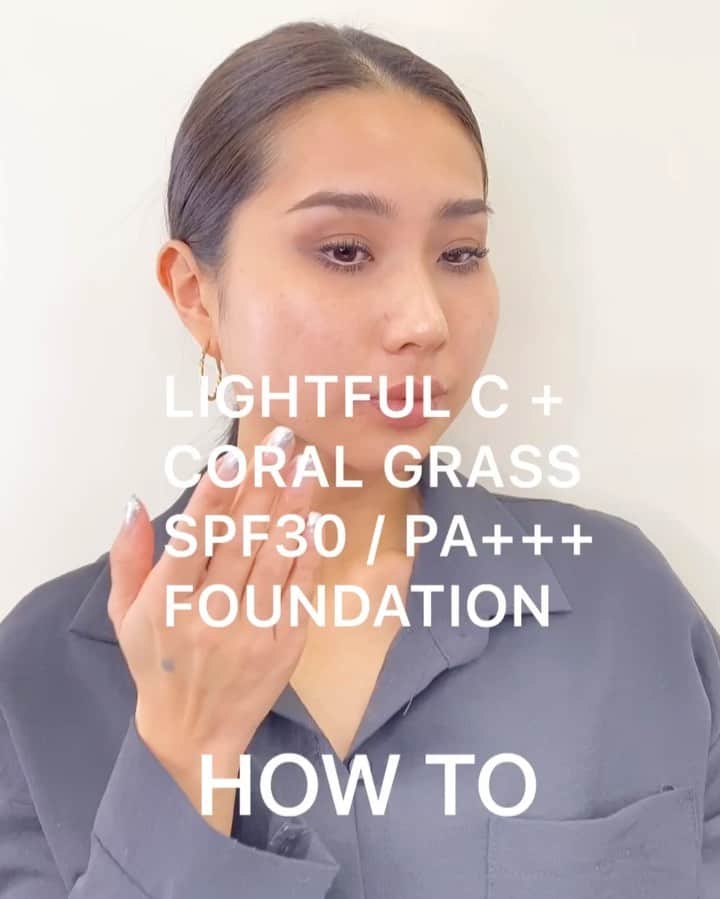 M∙A∙C Cosmetics Japanのインスタグラム：「ㅤ M･A･Cで人気No.1のパウダーファンデーション、ライトフル C+ SPF30✨ ㅤ ㅤ さっと塗っただけで、プロ級の仕上がりをかなえるHOW TOをご紹介💡 ㅤ ㅤ 本日2月17日発売の美ST @be_story_official 4月号に特別付録として持ち歩きに便利なミニサイズがイン。全顔使用で約5回分。 ぜひお手にとってみてください✨ ㅤ ㅤ ㅤ 【期間限定キャンペーン開催中】お好きなファンデーション製品を含む8,250円(税込)以上お買い上げの方にはオリジナルLEDミラー(数量限定)をプレゼント🎁 ㅤ ㅤ ※M・A・C公式オンラインショップでのプレゼントは限定数に達したため終了いたしました。 ※プレゼントはお1人様1会計につき1個までとなります。ㅤ ㅤ ㅤ MAKEUP & MODEL: M·A·C ARTIST AYA IIZUKA @i.mac_artist ㅤ ㅤ #MACLightfulC #SpotlightReady #MACライトフル #MACCosmeticsJapan #MACコスメ #MACCosmetics #コスメ #メイク #ファンデ #ファンデーション #パウダーファンデーション #ベースメイク #カバー力 #ツヤ肌 #ツヤ #テカらない #下地 #メイクアップベース #makeup #basemakeup #cosmetics #foundation #beauty #美ST #美スト #美容 #美魔女 #付録 #雑誌付録 #付録買い」