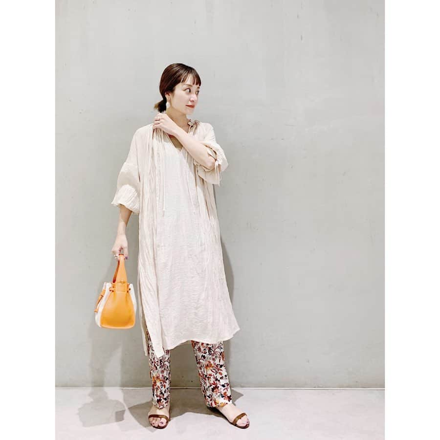 のインスタグラム：「🌷🌷🌷﻿ ﻿ 春はレイヤードが楽しくなるアイテムが盛り沢山😊﻿ ﻿ ﻿ #SHENERY_official﻿ #tunic #SHENERY﻿ #bag #paolanutti﻿ #fashion #styling﻿ #spring #layered」