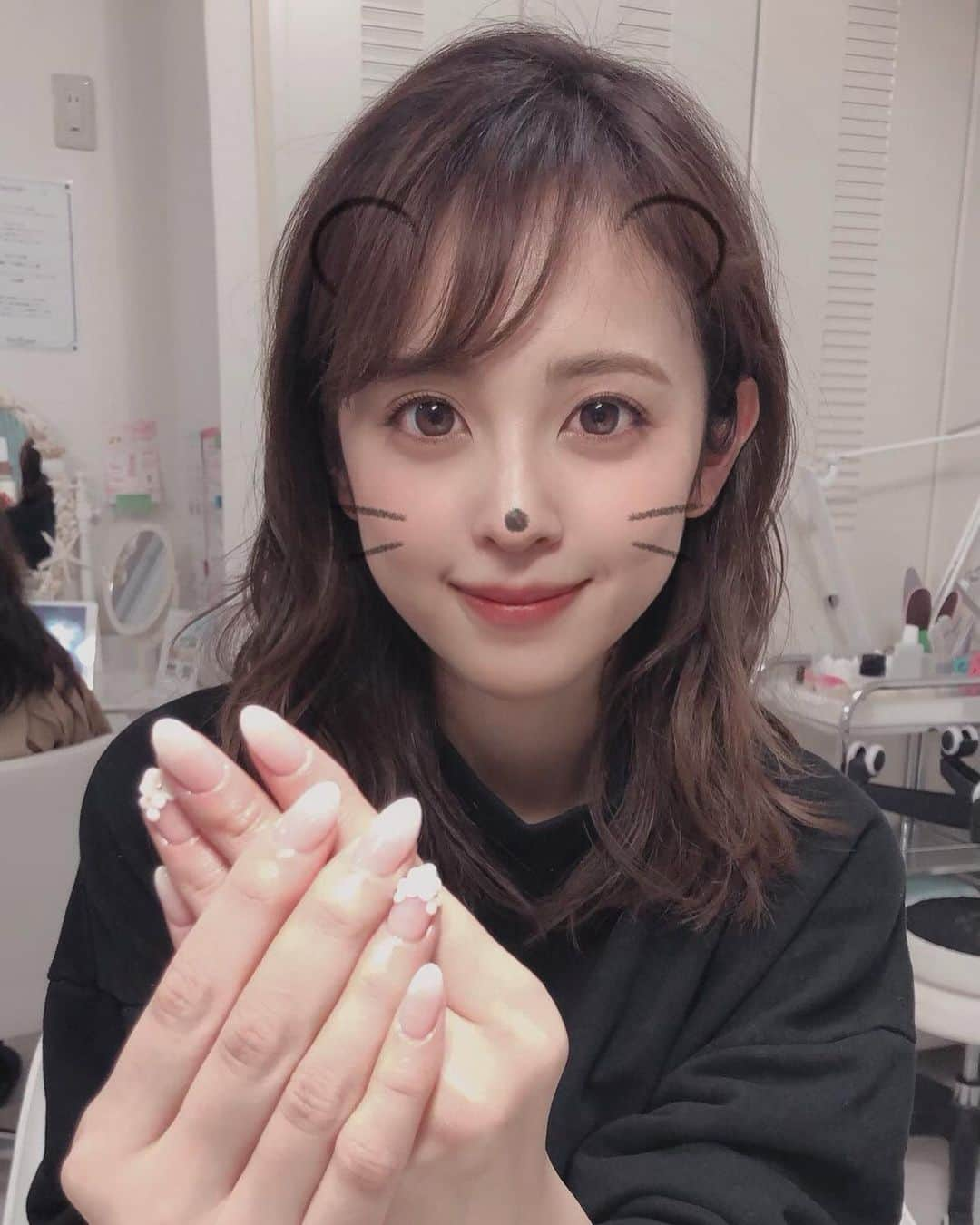 久慈暁子さんのインスタグラム写真 - (久慈暁子Instagram)「* 白いグラデーションに 白いお花のネイル🐭 お気に入り✨ * #ネイル #🐭」2月17日 20時57分 - kuji_akiko