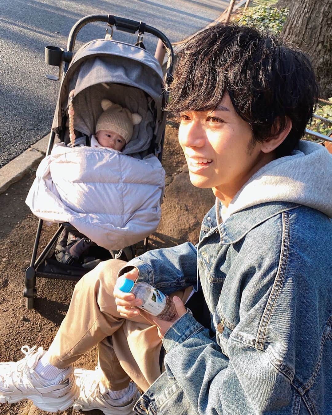 片山良平のインスタグラム：「・ ・ ・ すげーたれ眉の我が子😌 #美容師の休日  #子供#ベビーカー #パパコーデ  #dayoff」