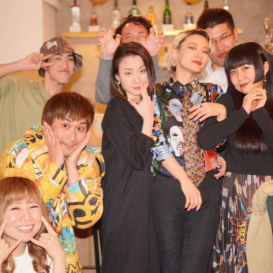 中川友里さんのインスタグラム写真 - (中川友里Instagram)「今月の #スナック中川 も満員御礼ありがとうございました☺️🥰 ふみぬはいつも可愛いシーズナルなお花持ってきてくれるし、皆勤賞ボーイはいつも小ネタなお土産仕込んできてくれるし、みんなキャラ濃いかたばかり集まる類共感だし🤣🤣💕💕みんな大好きありがとうございます❤️ お店からの本日の振る舞い酒は牛の🐄ミルク🥛から作ったウォッカだし、貢ぎ物(お土産)でいただいた日本酒　#神聖　(G20での振る舞い酒)は有り難くこっそり飲んだんですけど、上品に飲み易くスイスイやっちゃってその後爆酔いしました☺️🥰❤️ 今回もありがとうございました〜☺️💕また来月も集まろうね！ みんなだいすき🤣🤣‼️❤️❤️❤️ #スナック　#中川友里　#月イチ営業」2月17日 21時09分 - darayunya