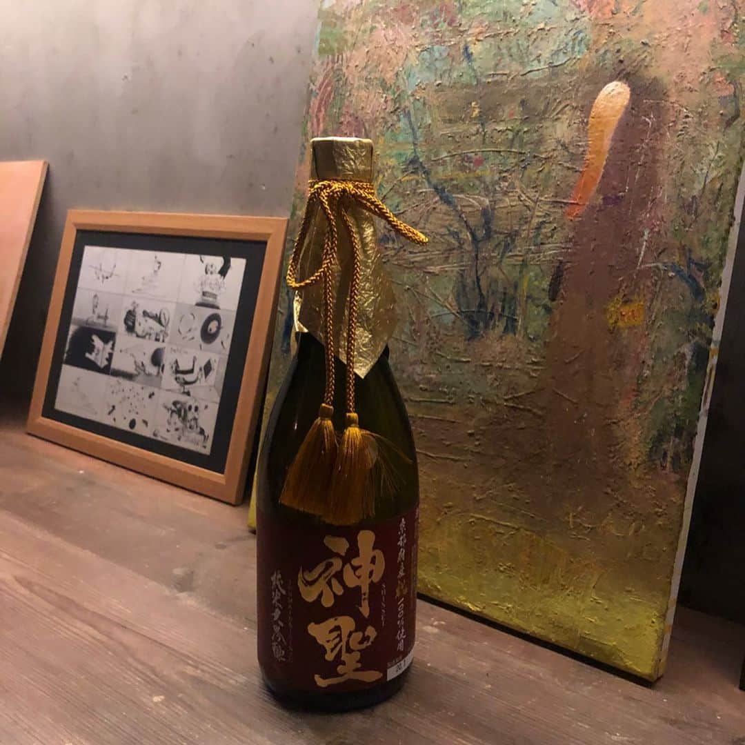 中川友里さんのインスタグラム写真 - (中川友里Instagram)「今月の #スナック中川 も満員御礼ありがとうございました☺️🥰 ふみぬはいつも可愛いシーズナルなお花持ってきてくれるし、皆勤賞ボーイはいつも小ネタなお土産仕込んできてくれるし、みんなキャラ濃いかたばかり集まる類共感だし🤣🤣💕💕みんな大好きありがとうございます❤️ お店からの本日の振る舞い酒は牛の🐄ミルク🥛から作ったウォッカだし、貢ぎ物(お土産)でいただいた日本酒　#神聖　(G20での振る舞い酒)は有り難くこっそり飲んだんですけど、上品に飲み易くスイスイやっちゃってその後爆酔いしました☺️🥰❤️ 今回もありがとうございました〜☺️💕また来月も集まろうね！ みんなだいすき🤣🤣‼️❤️❤️❤️ #スナック　#中川友里　#月イチ営業」2月17日 21時09分 - darayunya
